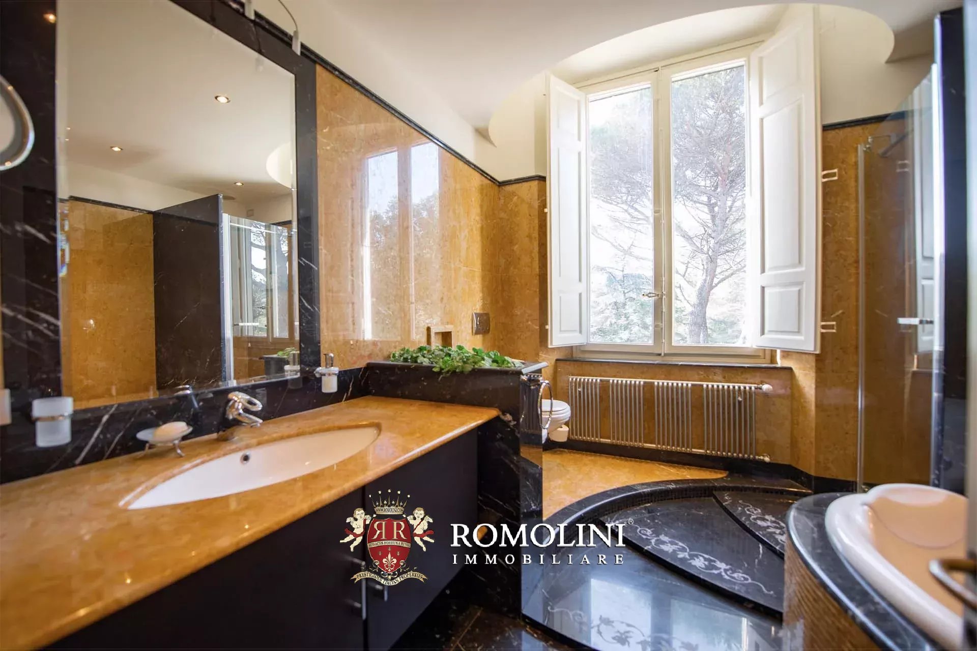 8 Bedroom Villa/Townhouse's Image 28