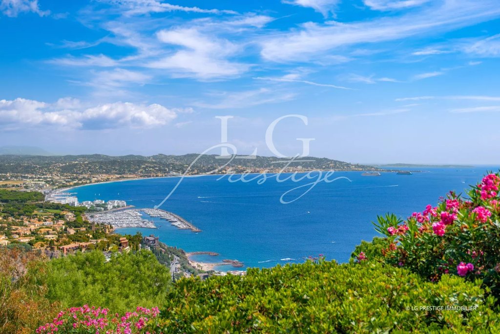 Villa for sale in Theoule sur Mer — 6-Bedroom Villa in Theoule Sur Mer