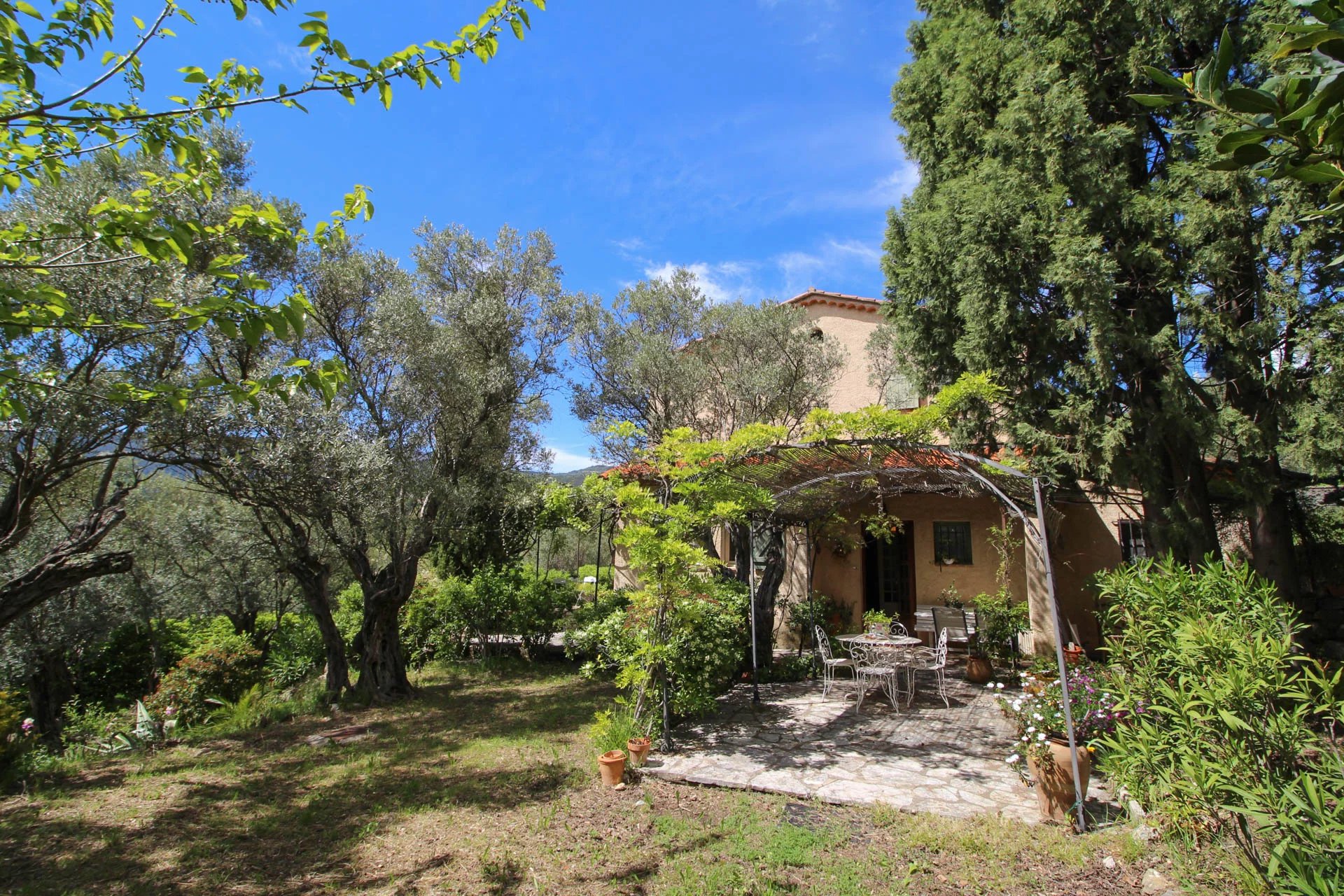 Charming 4 bedroom House with Stunning View walking distance Fayence