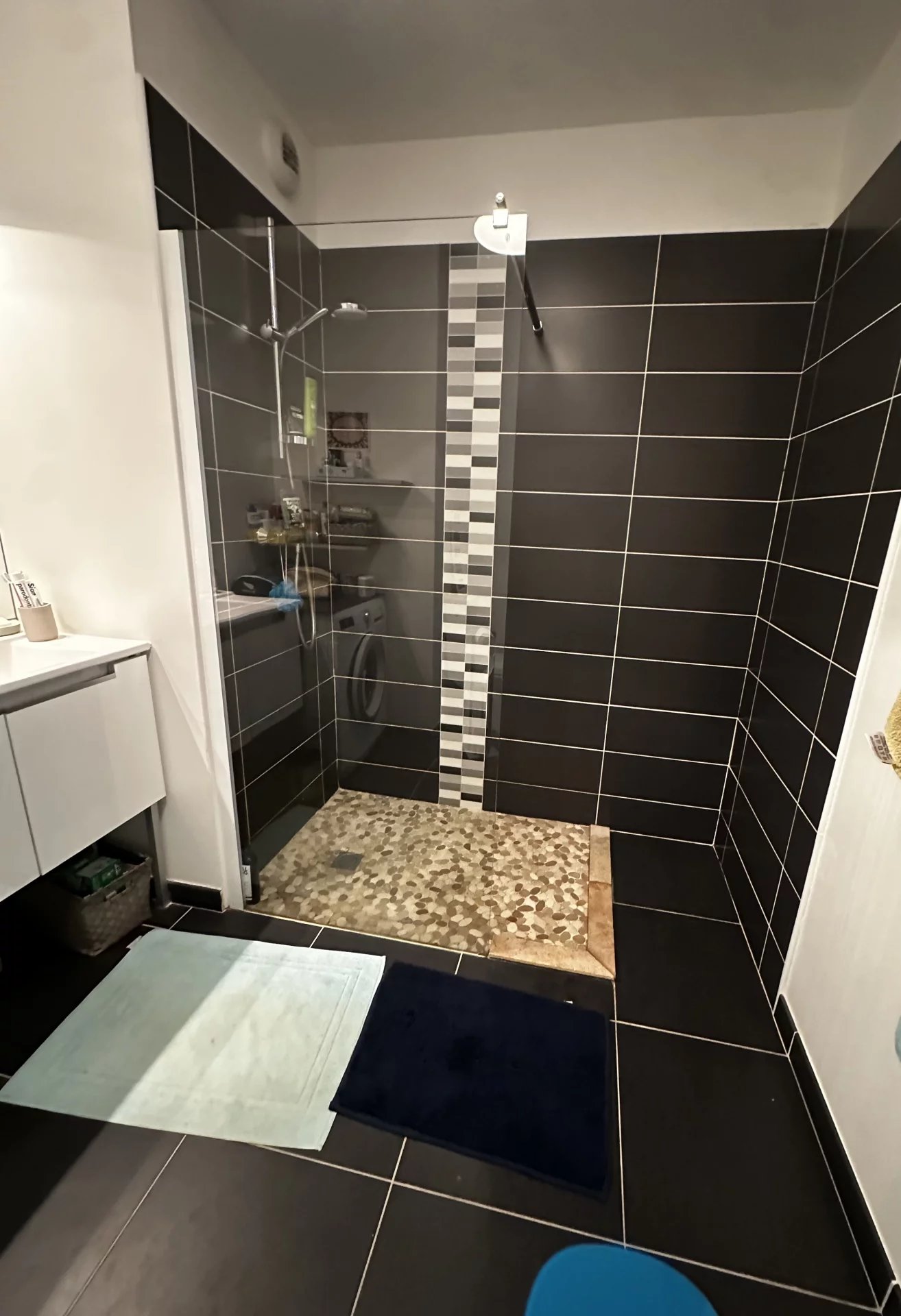 un dernier étage, 1ere ligne,  3 chambres, terrasse vue mer  plein sud ,parking et cave .