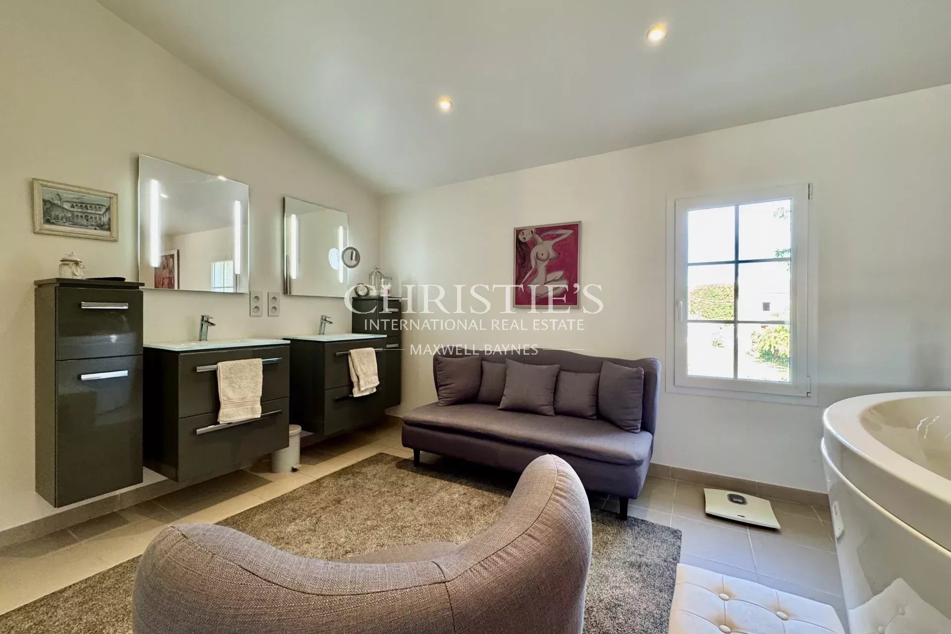7 Bedroom Villa/Townhouse's Image 23