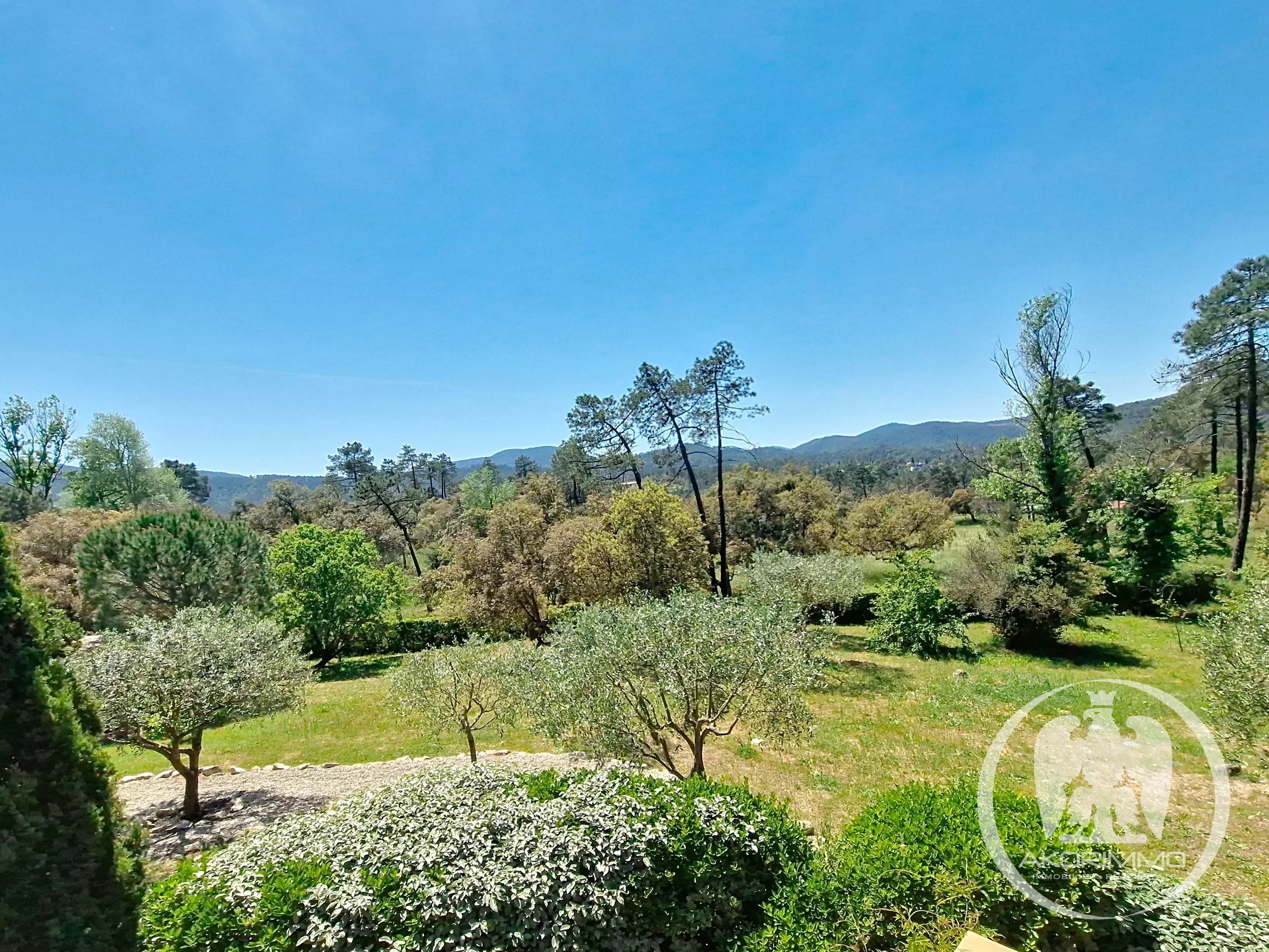 Maison  - Villa  - 5 pièces  - 210.0 m2 -