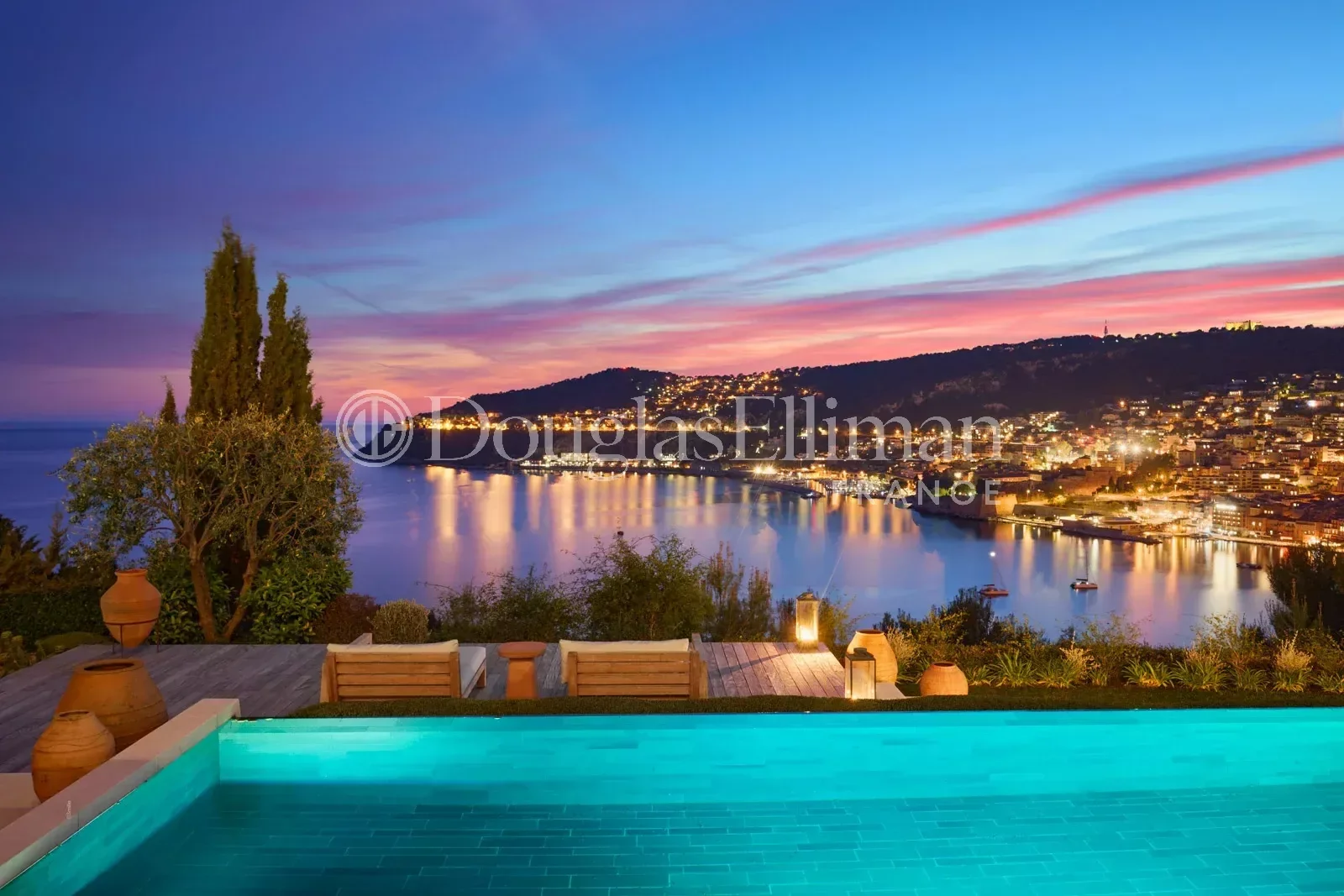 VILLEFRANCHE-SUR-MER – Propriété contemporaine luxueuse et raffinée face à la mer - Image nᵒ3