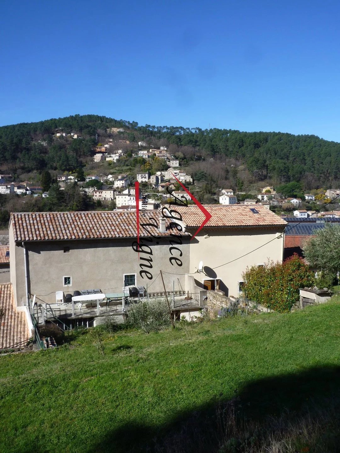 Prête à vivre avec garage et grand terrain