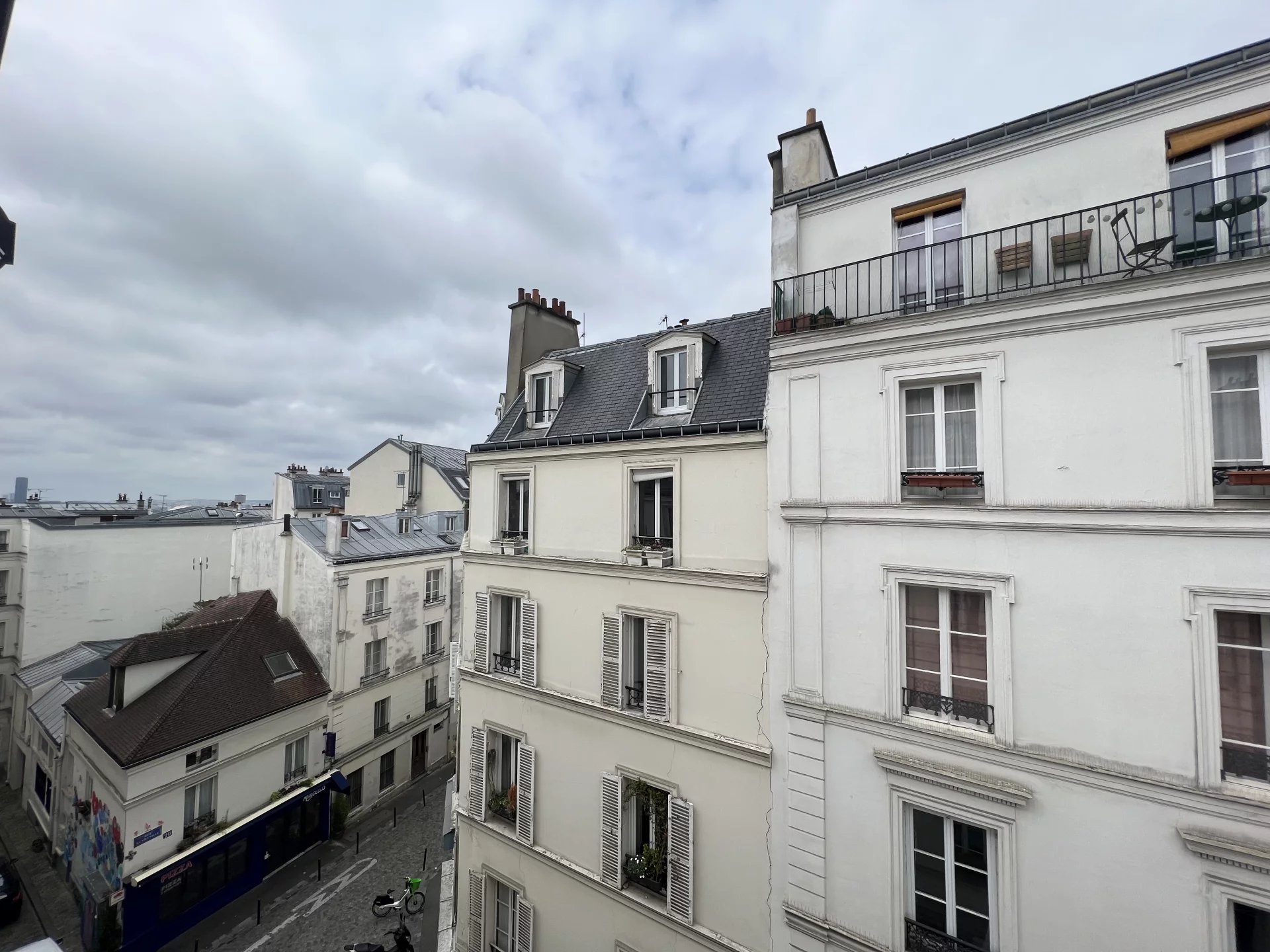 Studio lumineux - Place des Abbesses