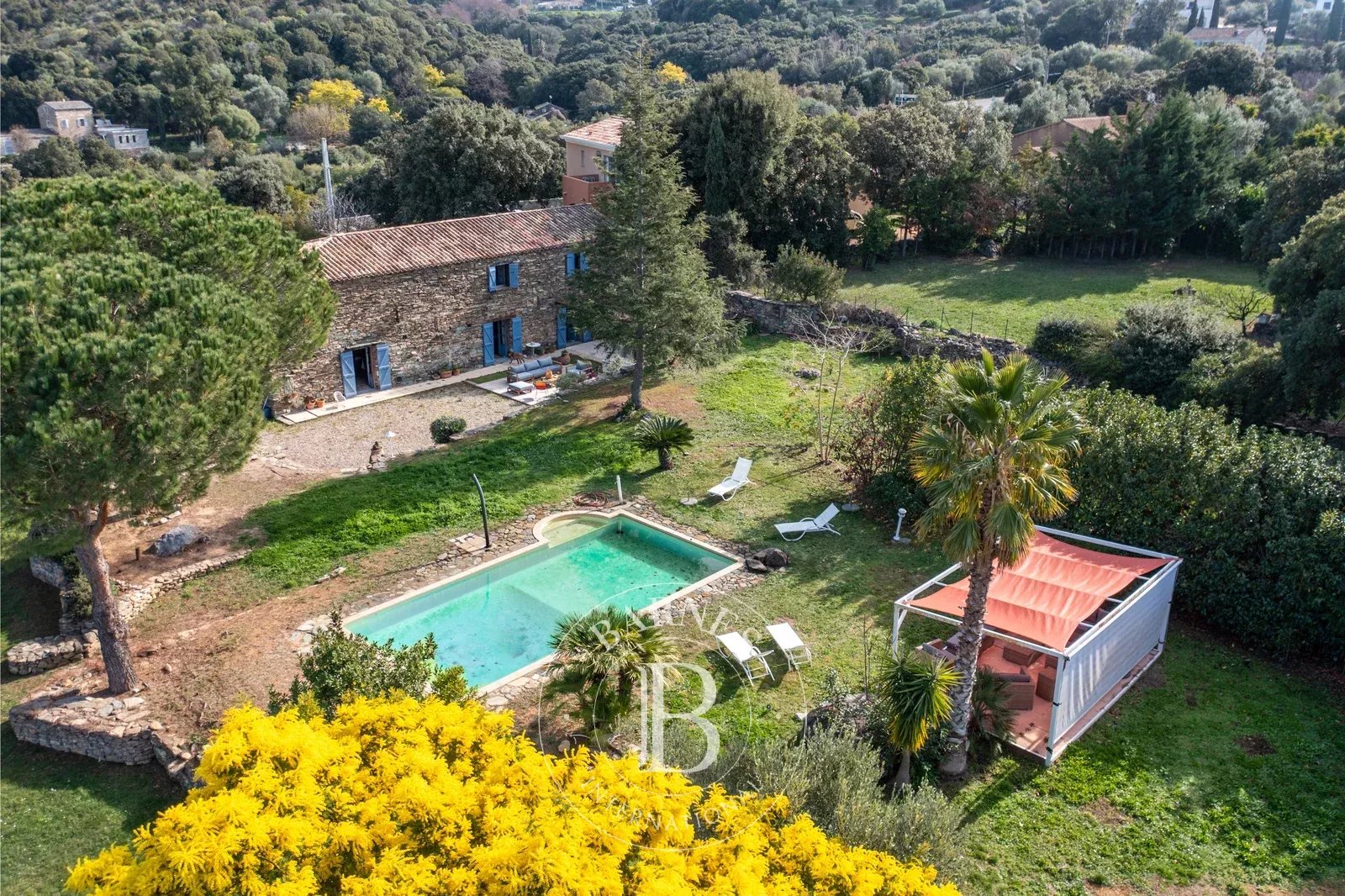 Exclusivité, Saint-Florent, villa en pierres, 5 chambres, parc arboré avec piscine, proche plage
