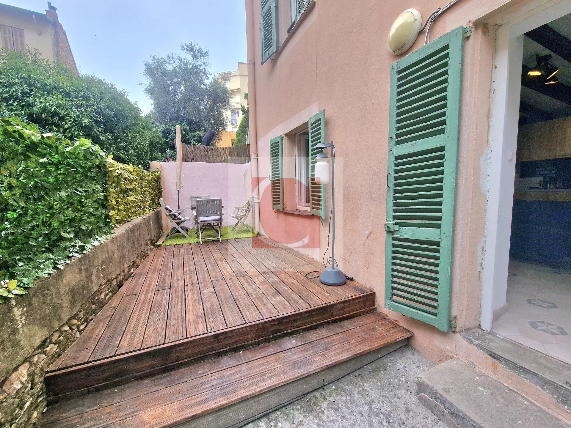 NICE GROSSO ; STUDIO AVEC GRANDE TERRASSE AU CALME
