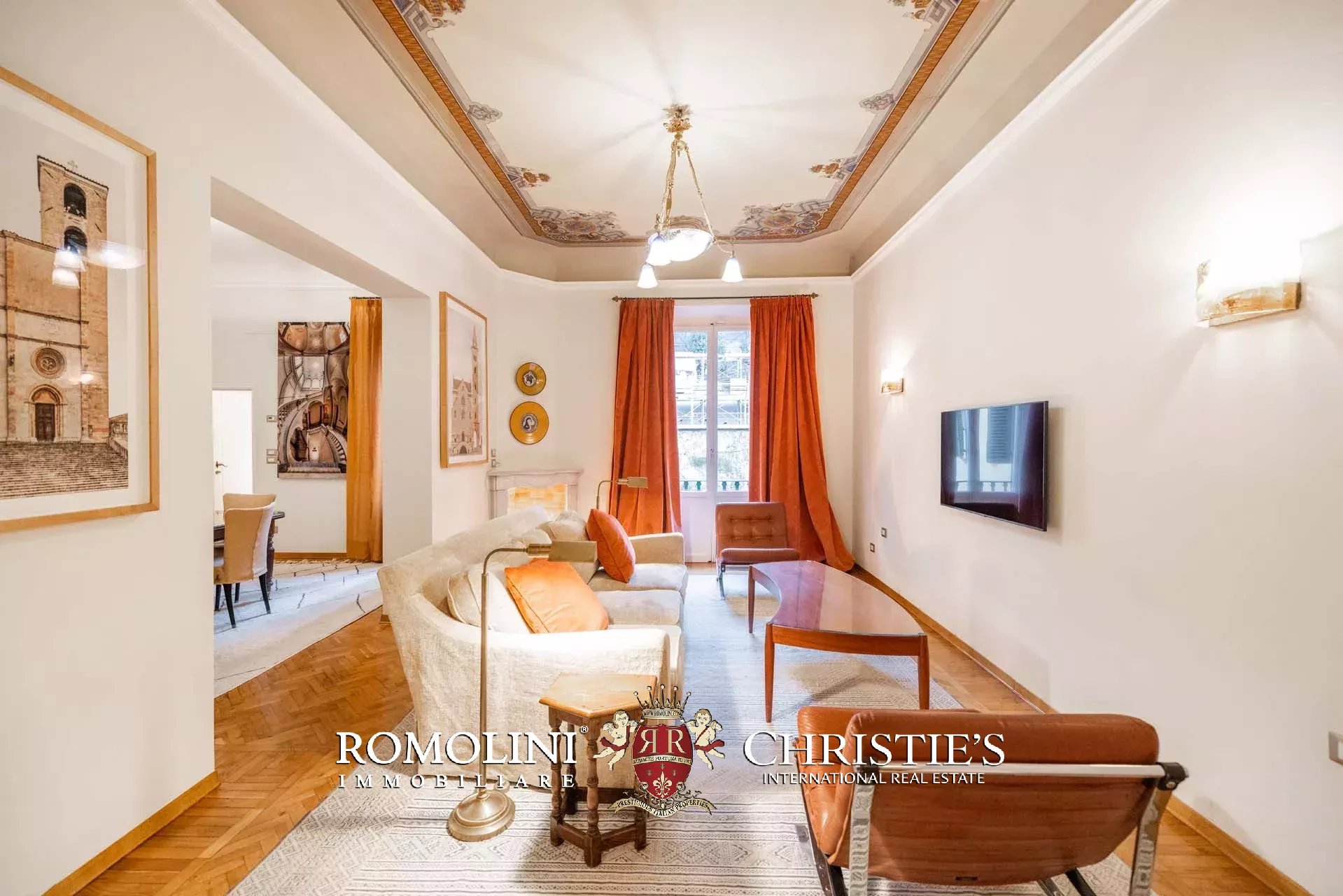 PRACHTVOLLER RESTAURIERTER PALAZZO MIT BLICK AUF DAS HISTORISCHE ZENTRUM VON FLORENZ ZU VERKAUFEN