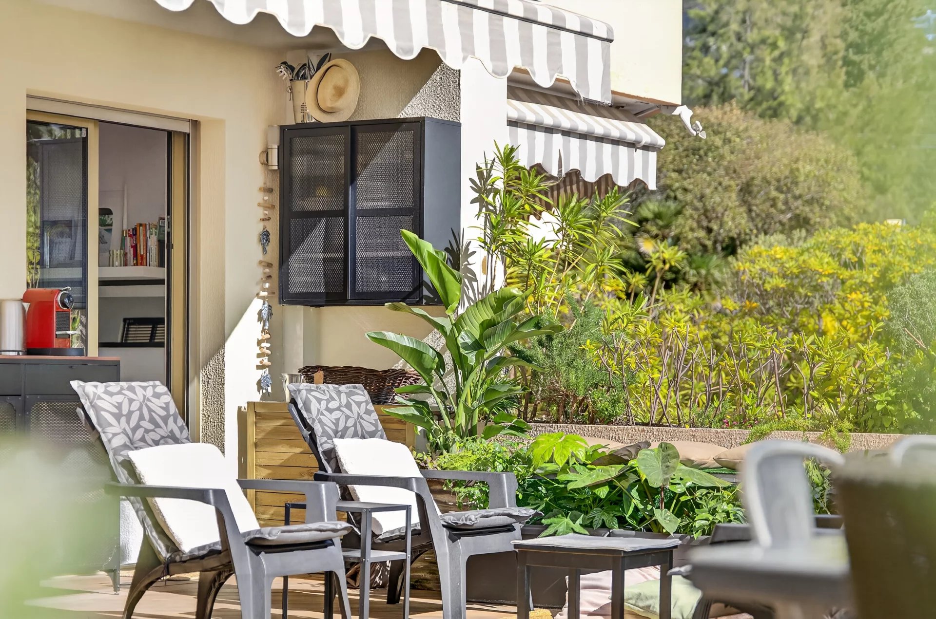 SOLE AGENT - Exceptional pied-à-terre facing the sea, prestigious residence with direct sea access and swimming pool