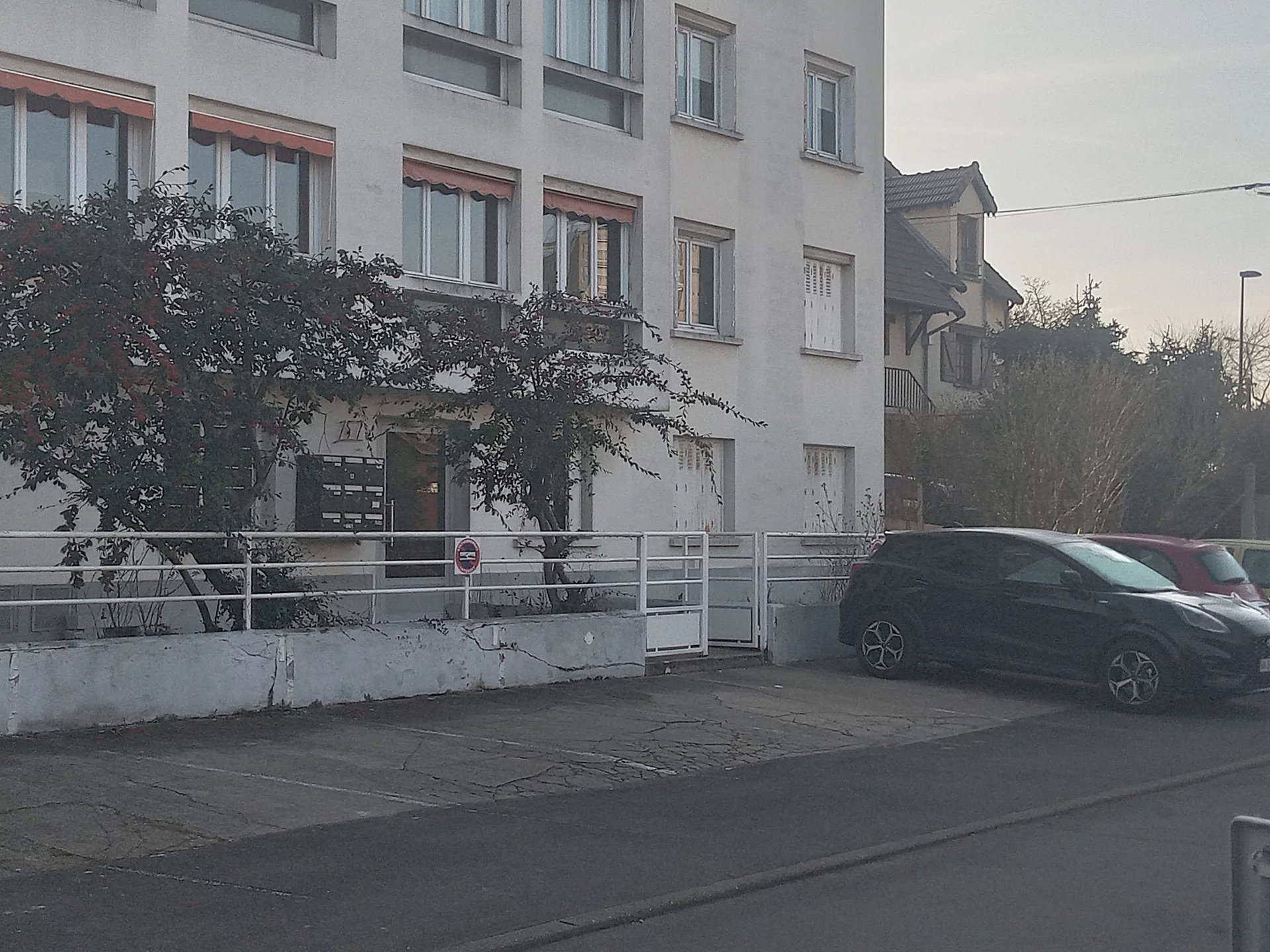 GRAND APPARTEMENT FAMILIAL EN ETAGE  DANS RESIDENCE A TAILLE HUMAINE AVEC BOX ET CAVE PROCHE COMMODITES !