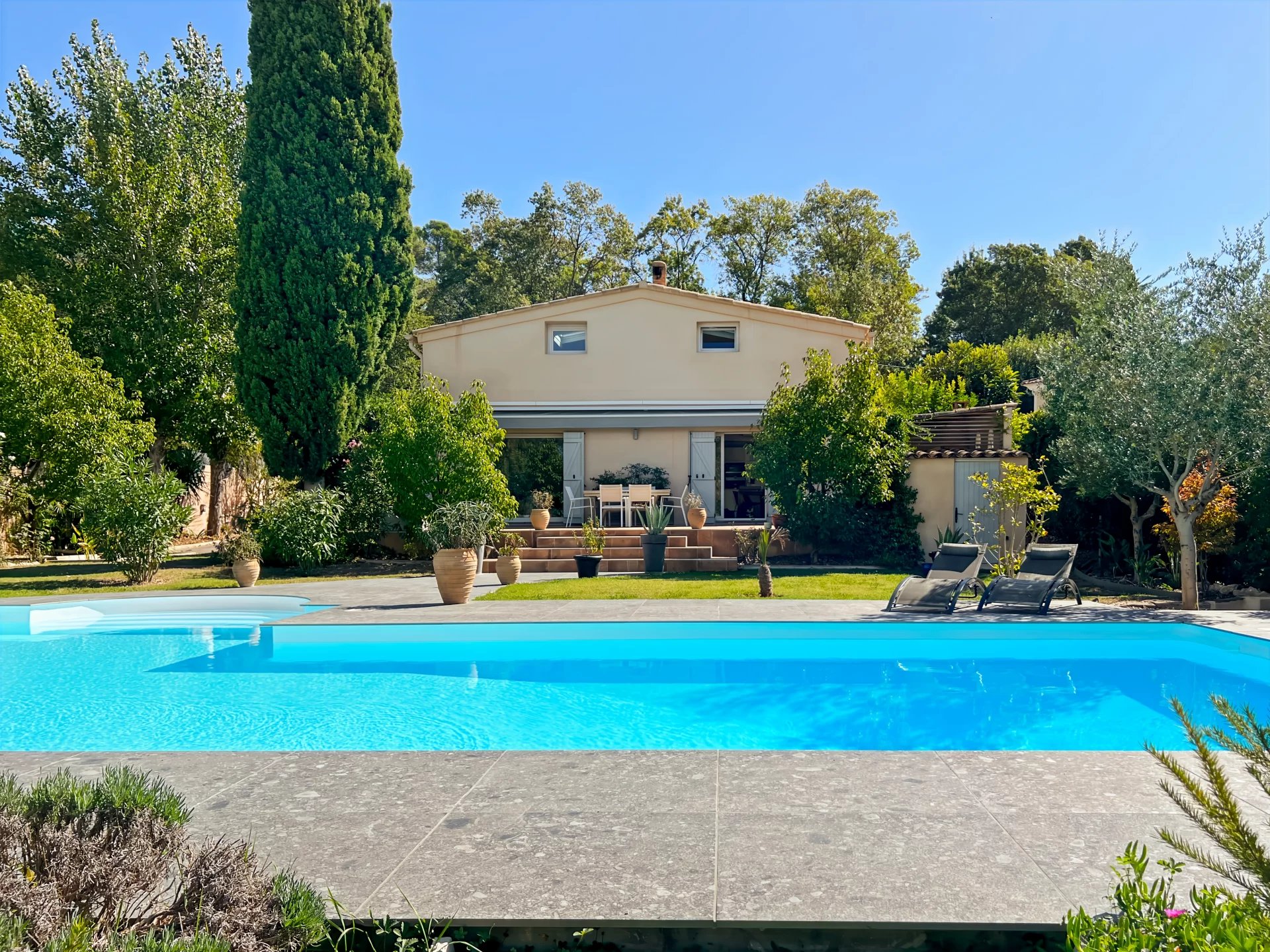 Villa d’exception 6 pièces + dépendance – 228 m² – Terrain plat de 2 000 m² – Quartier résidentiel prisé