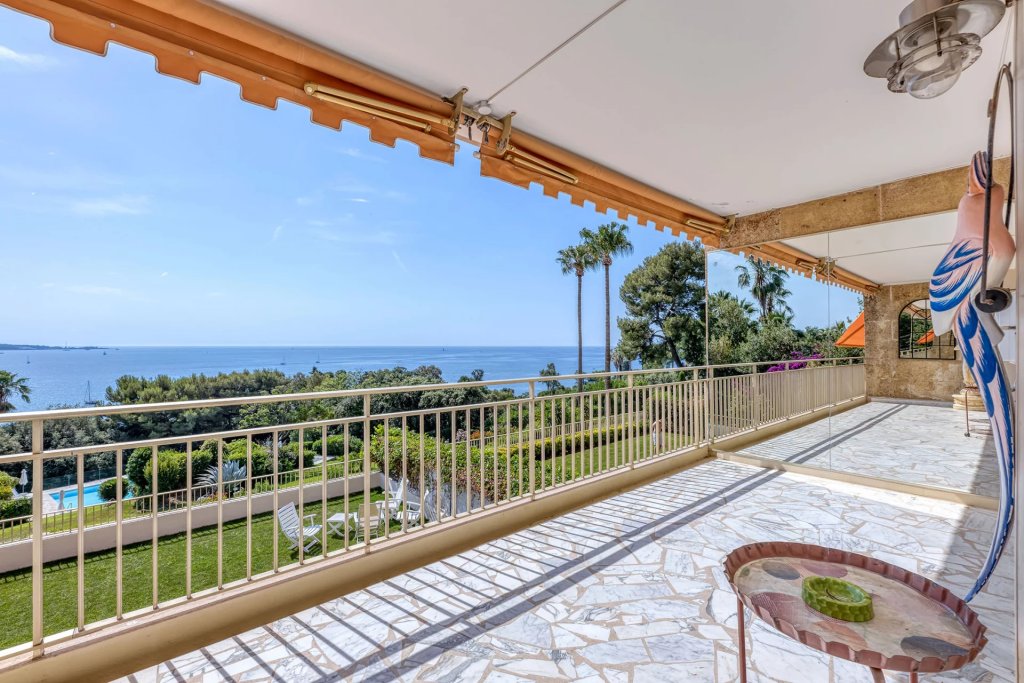 Apartment for sale in Cannes — Golfe Juan - Two-bedroom apartment with panoramic sea views, garage and cellar
