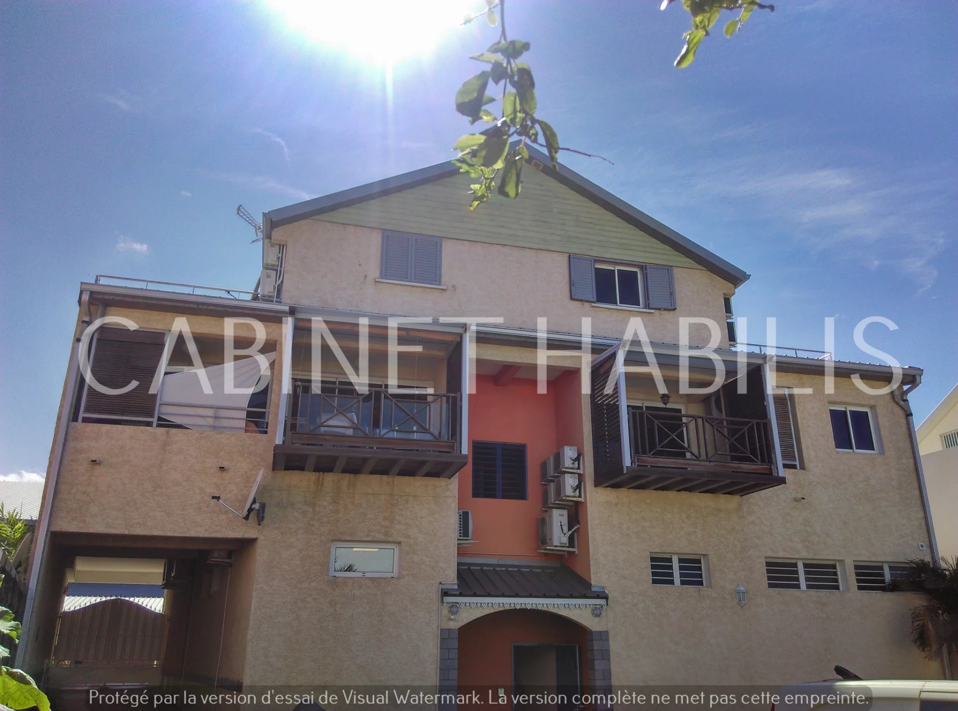 A LOUER - Studio meublé de 27,73 m2 environ - SAINT-PIERRE -