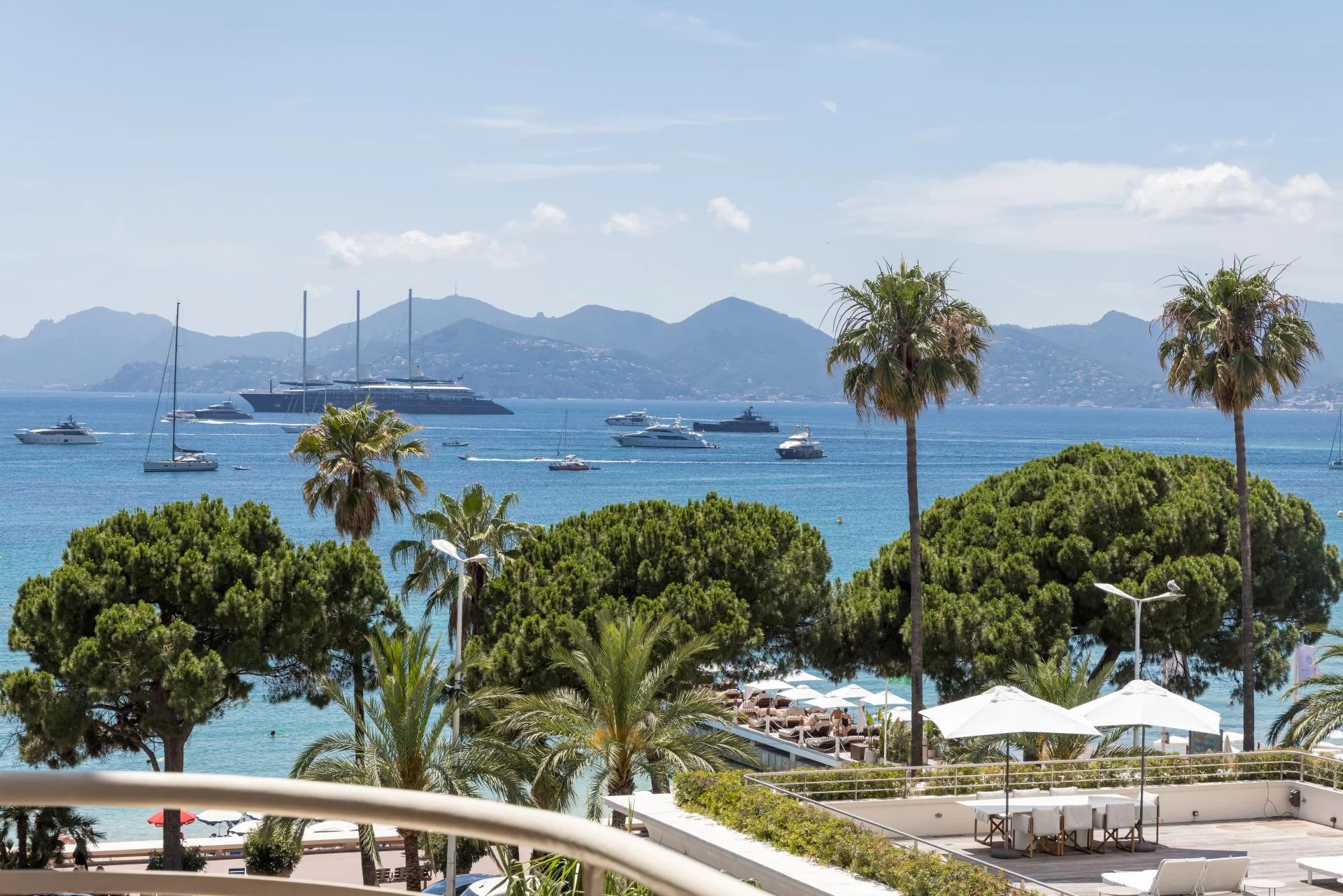 Cannes – Near the Croisette – Exceptional studio apartment with a balcony, partial ocean view, and garage