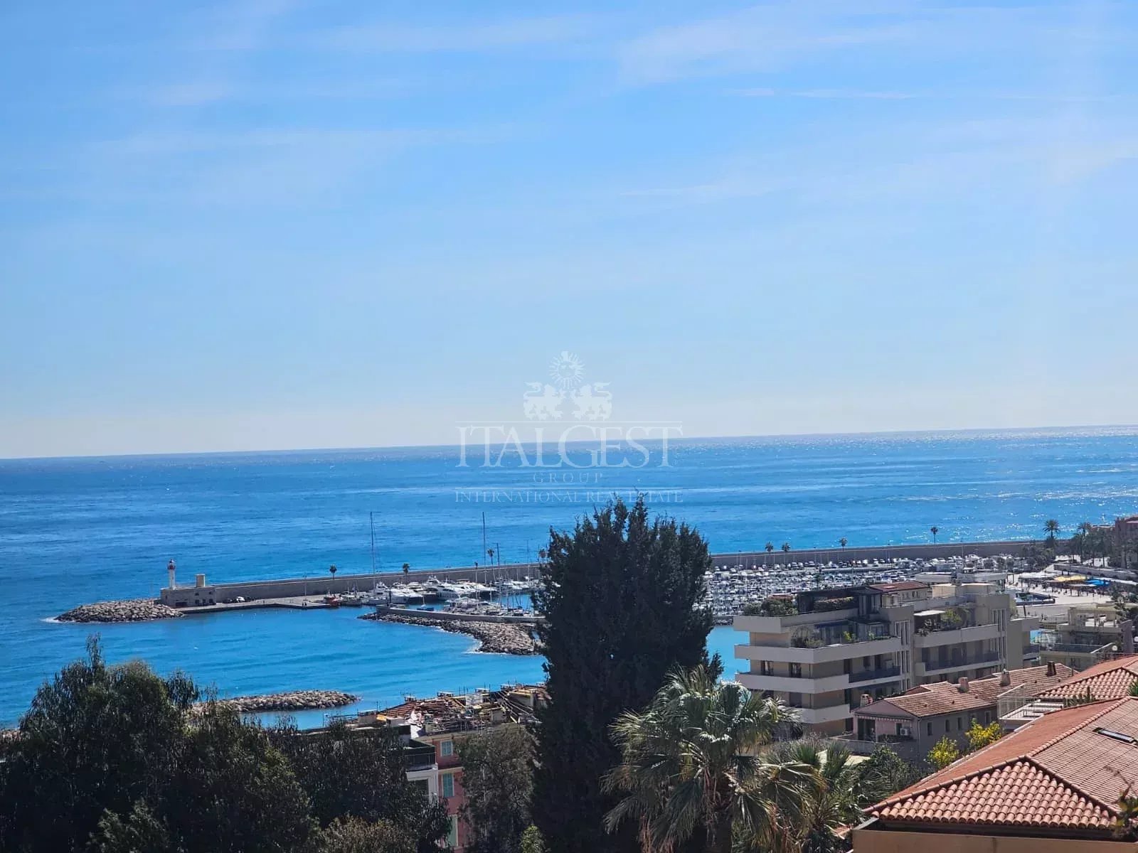 Les Terrasses du Soleil, vaste et lumineux deux‑pièces avec terrasse et vue mer, à quelques pas de la mer et du port, avec piscine, garage et cave
