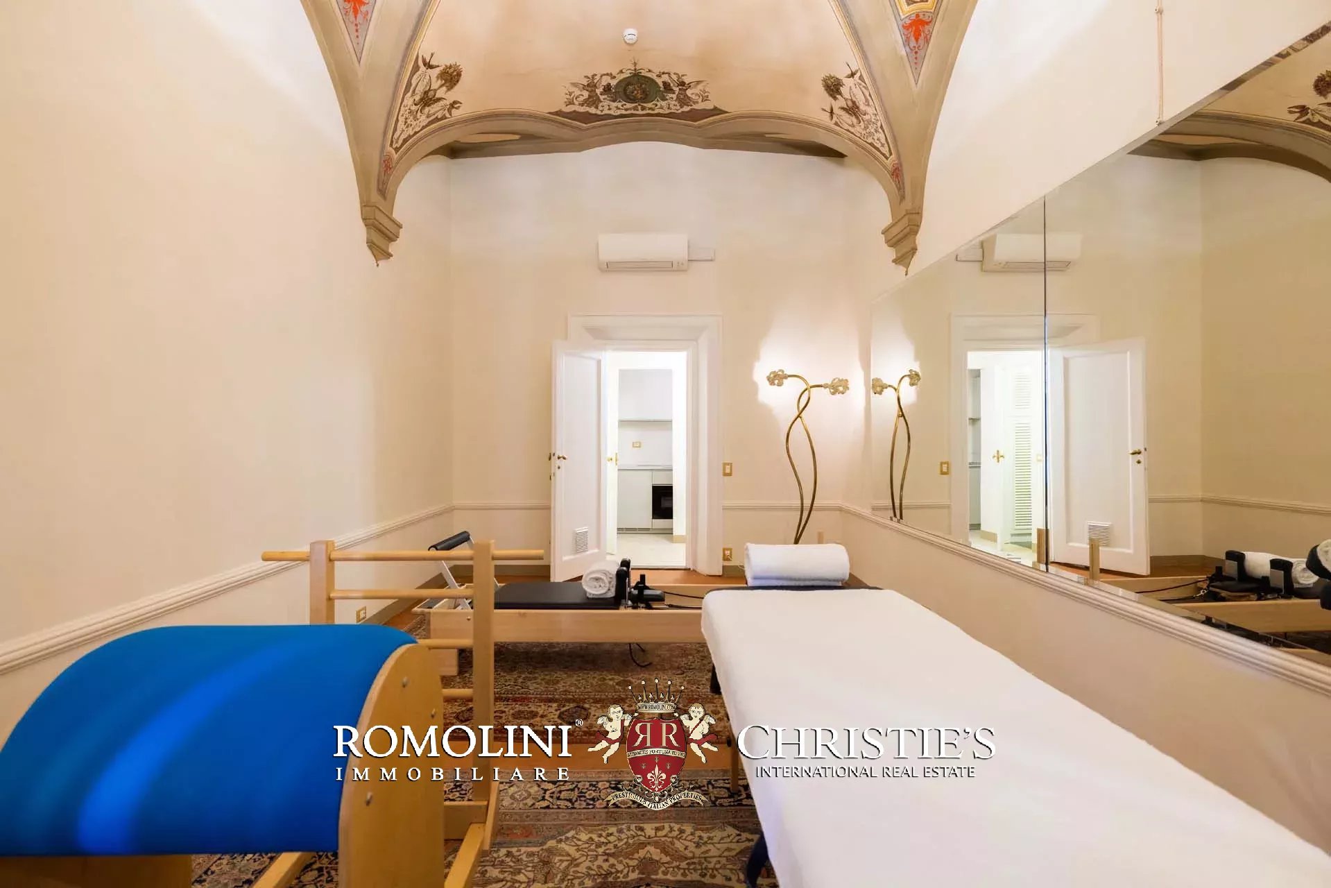 PRACHTVOLLER RESTAURIERTER PALAZZO MIT BLICK AUF DAS HISTORISCHE ZENTRUM VON FLORENZ ZU VERKAUFEN