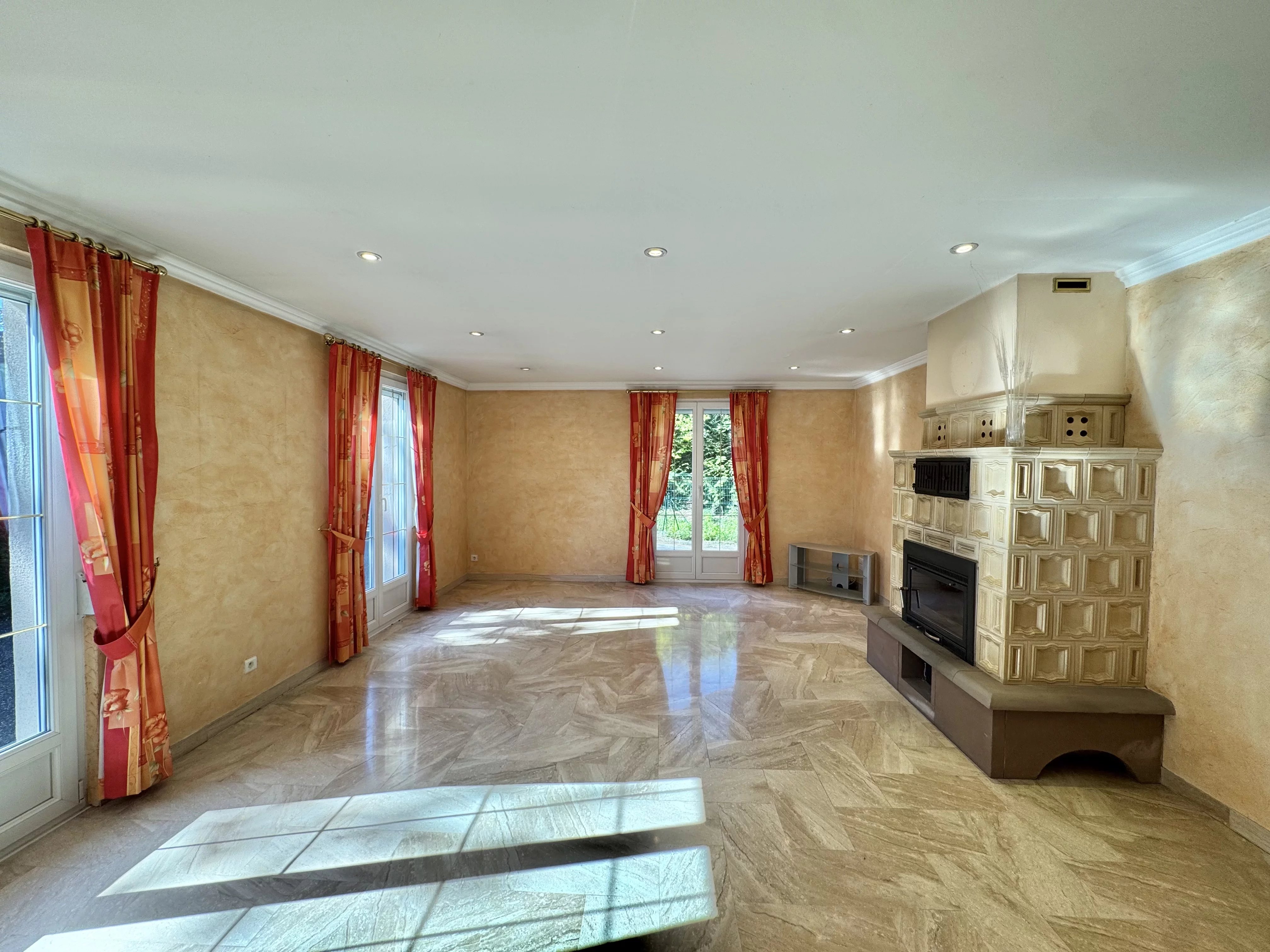 MONTREUX-JEUNE - Maison plain pied avec étang et piscine — photo 3