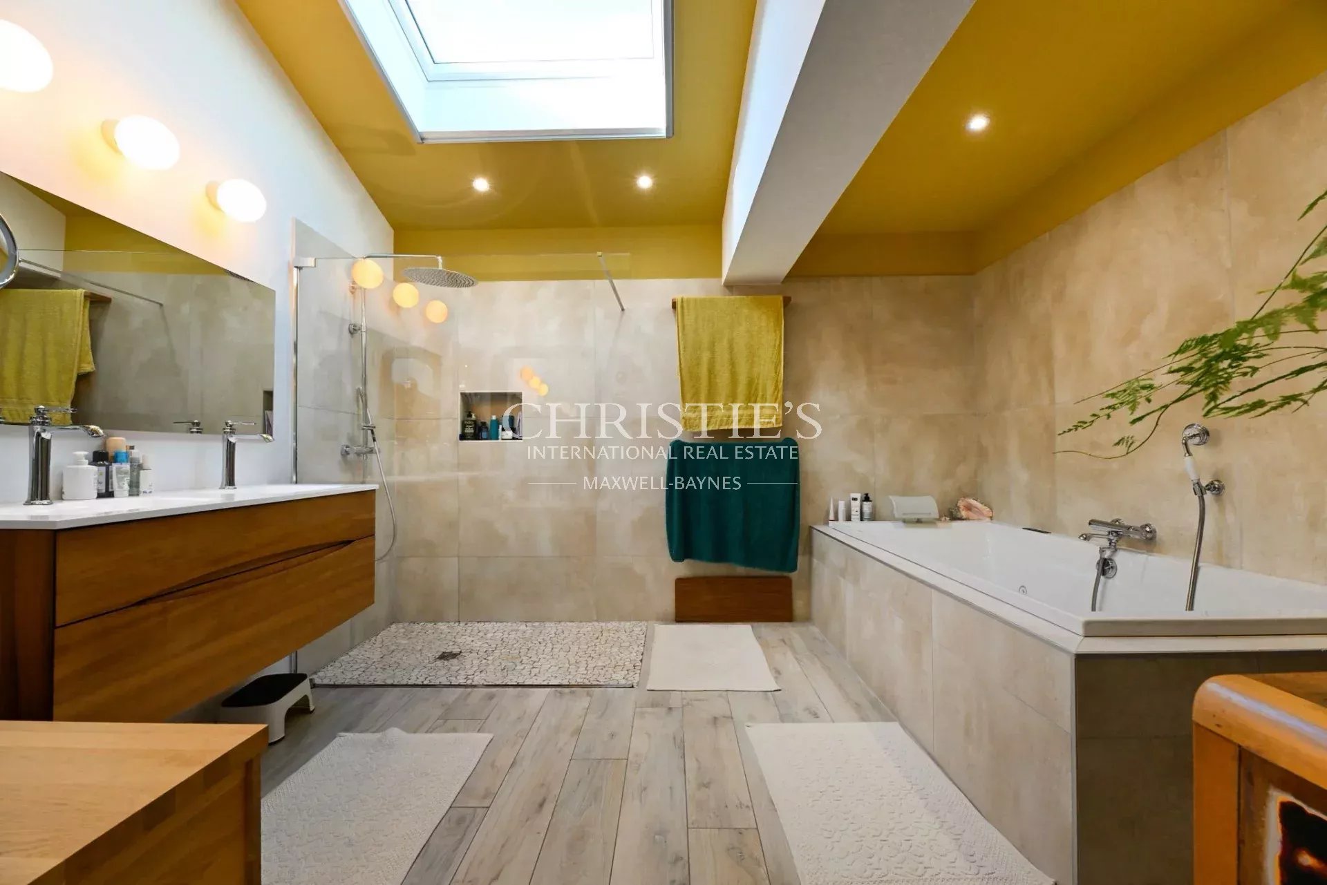 11 Bedroom Villa/Townhouse's Image 16