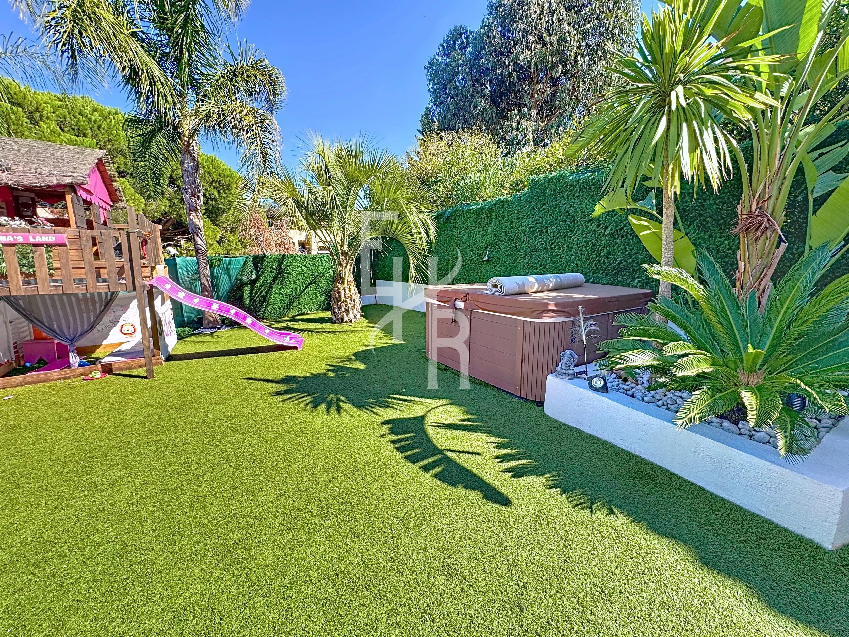 Villa in ruhiger Lage in einer privaten Domaine