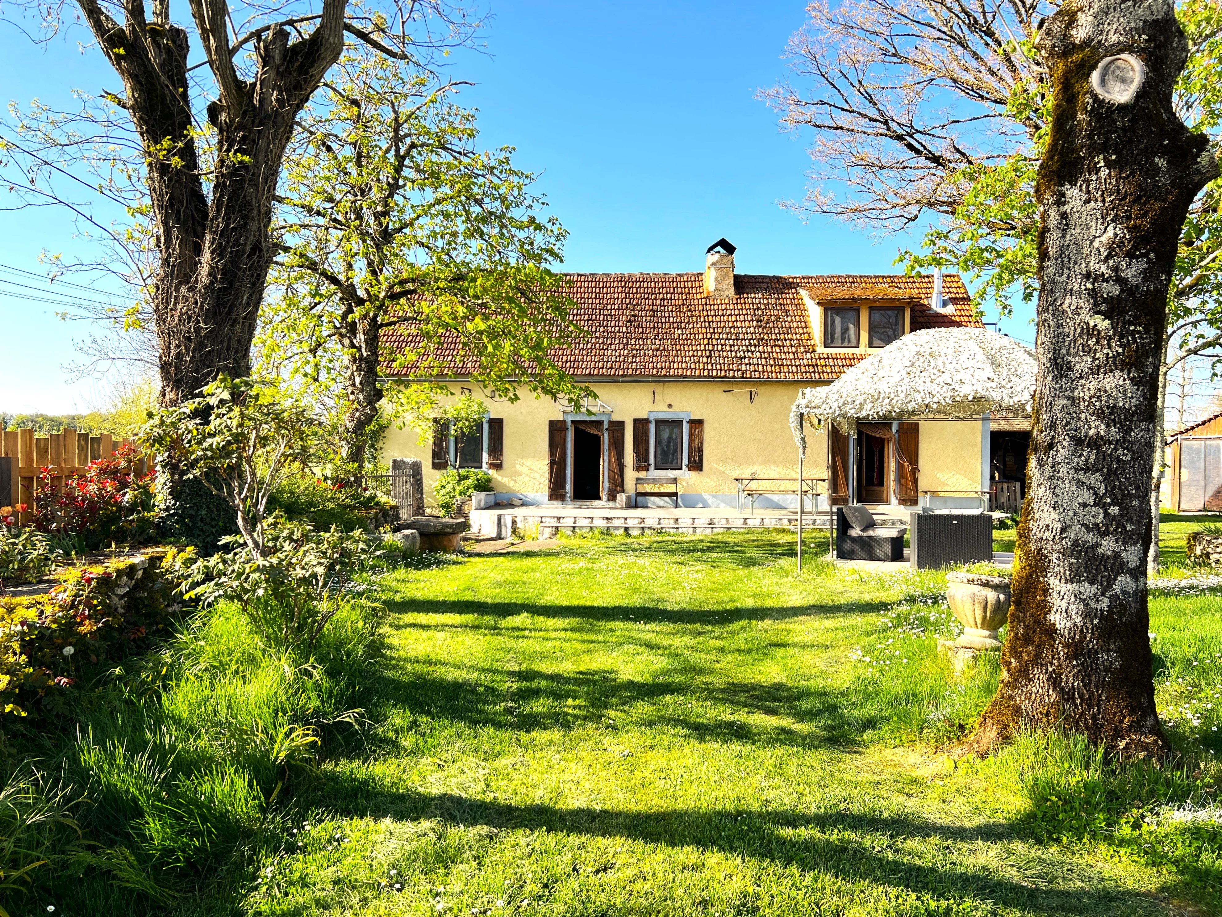 Charmante propriété de 4 chambres avec dépendances et terrain et une belle vue!