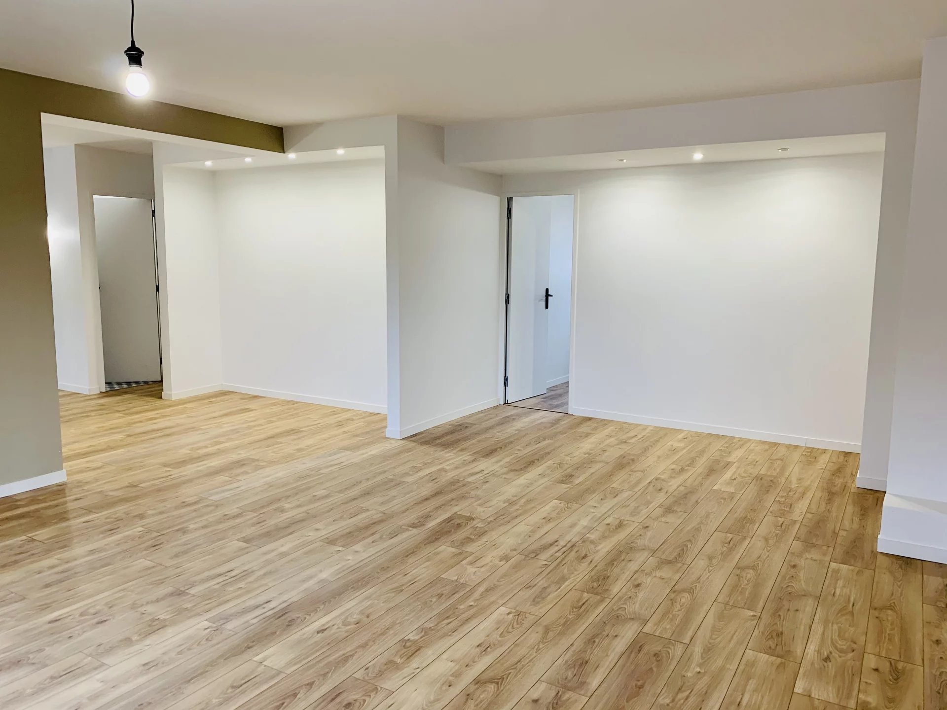 À louer – Appartement 3 chambres – 80 m² – rue Louise Michel. Mo - Image Array