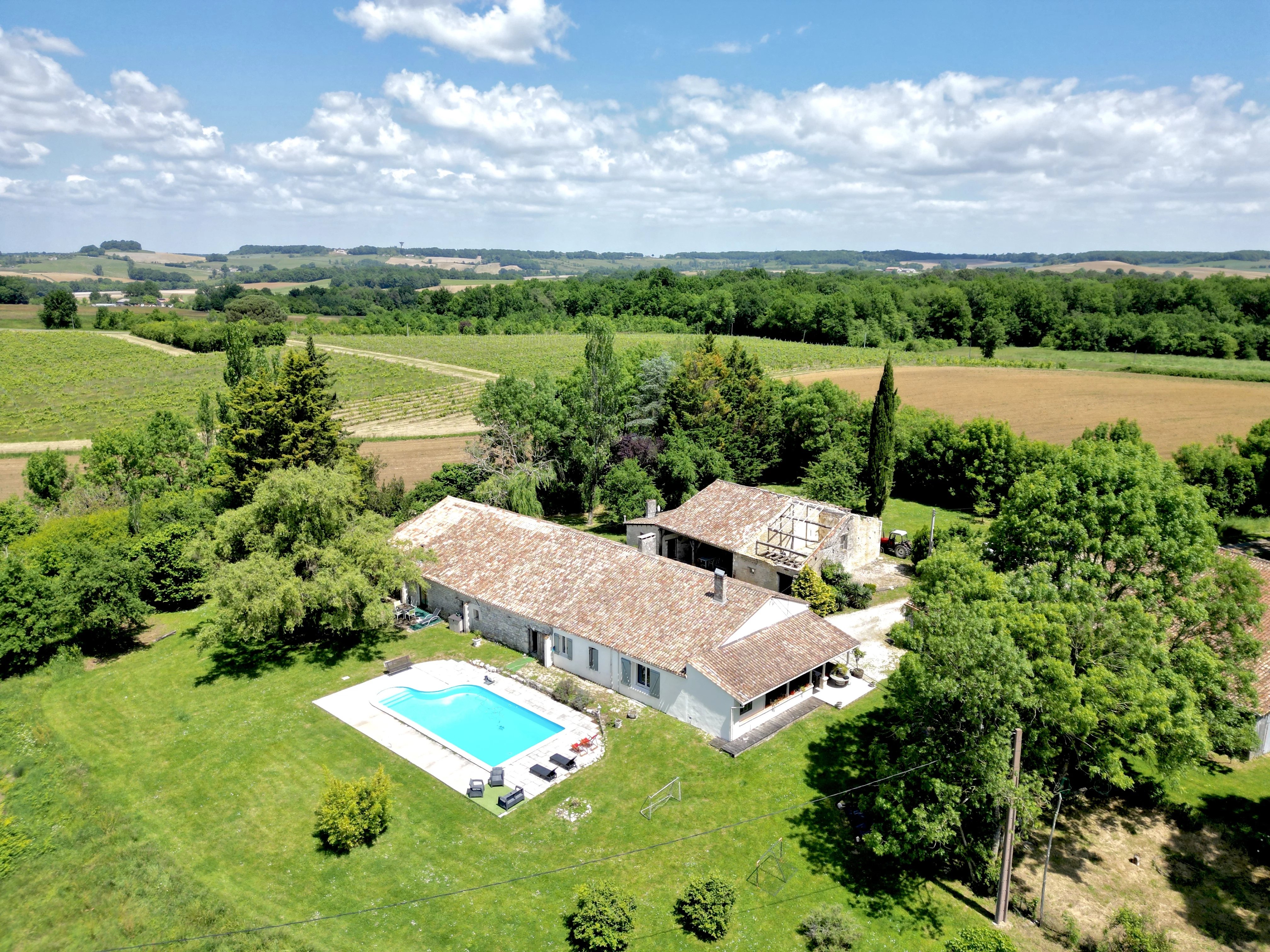 Proche de Duras - Jolie propriété de caractère à moderniser avec 2 gîtes, spa, écuries et piscine