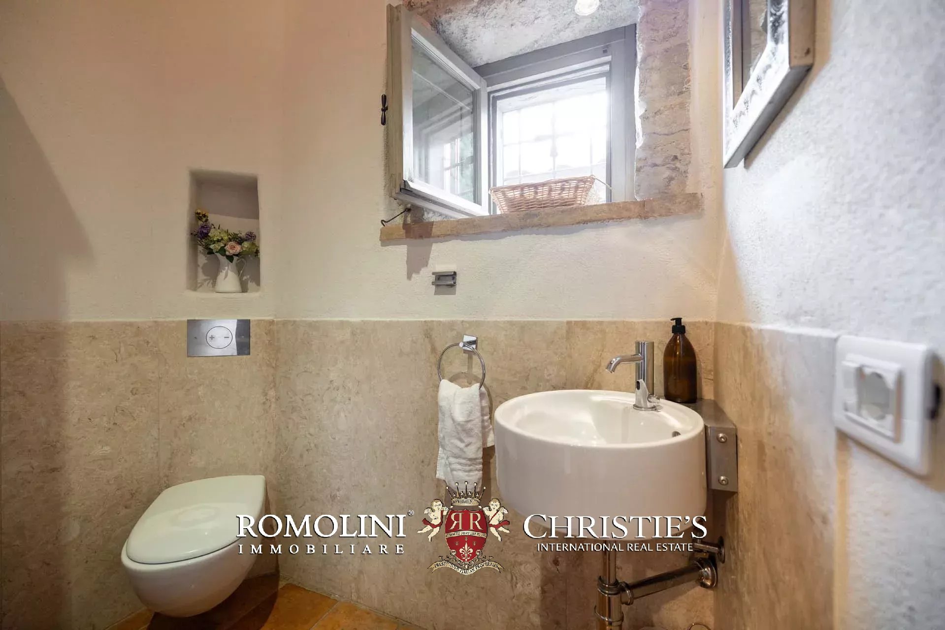 8 Bedroom Villa/Townhouse's Image 41