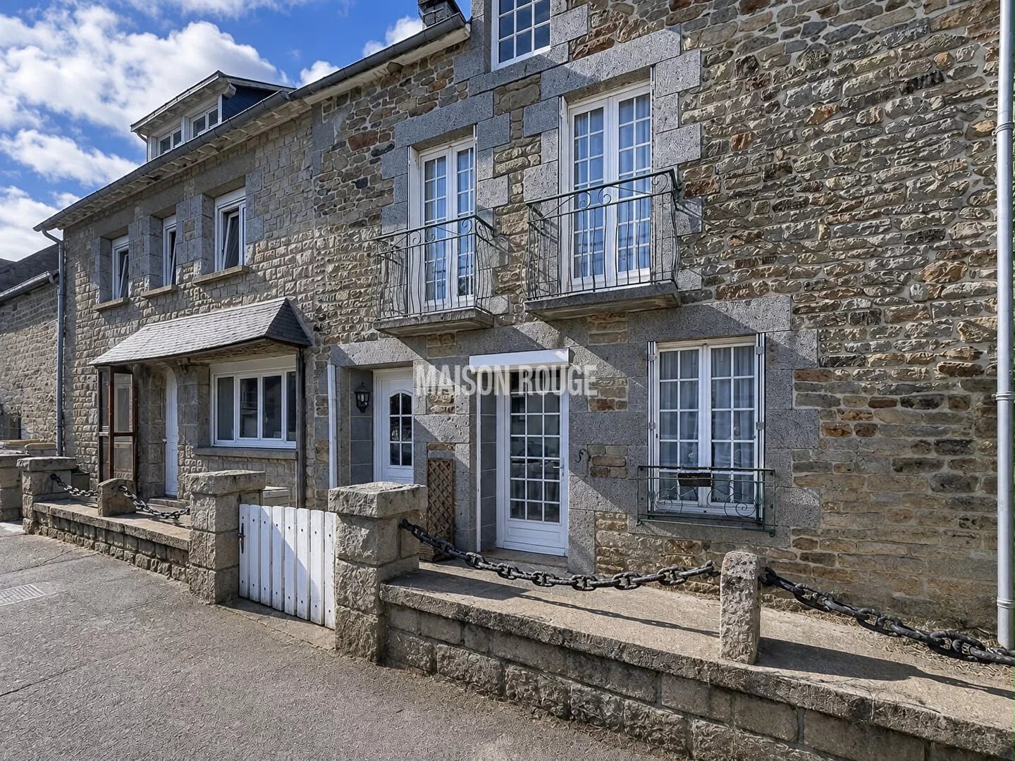 Maison de ville à finir de rénover avec terrasse et potentiel située à MINIAC MORVAN