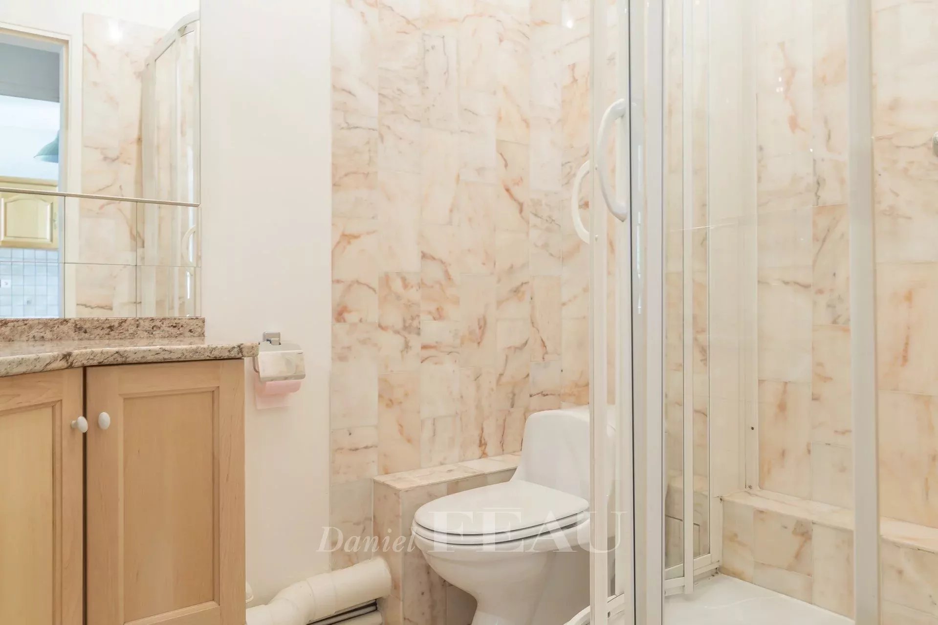 Salle de douche avec w-c