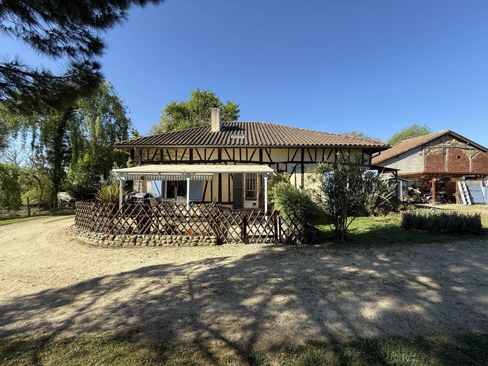 Maison T5 de 137m2 habitables avec terrasse sur un terrain de 2 650m2 clos