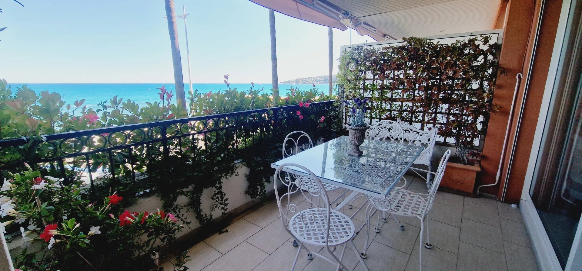 MENTON, 3P DE 72 M2 EN FRONT DE MER