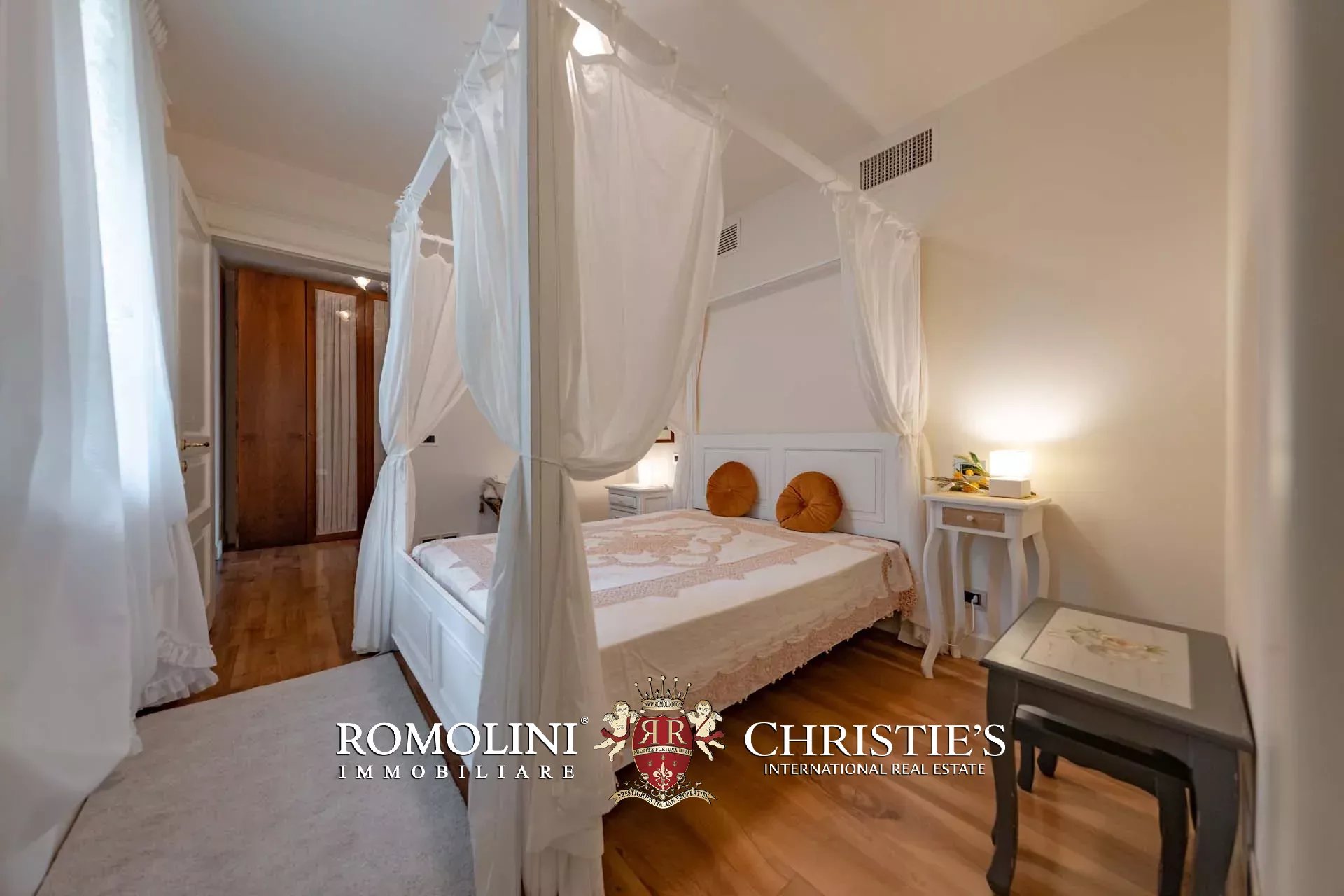10 Bedroom Villa/Townhouse's Image 41