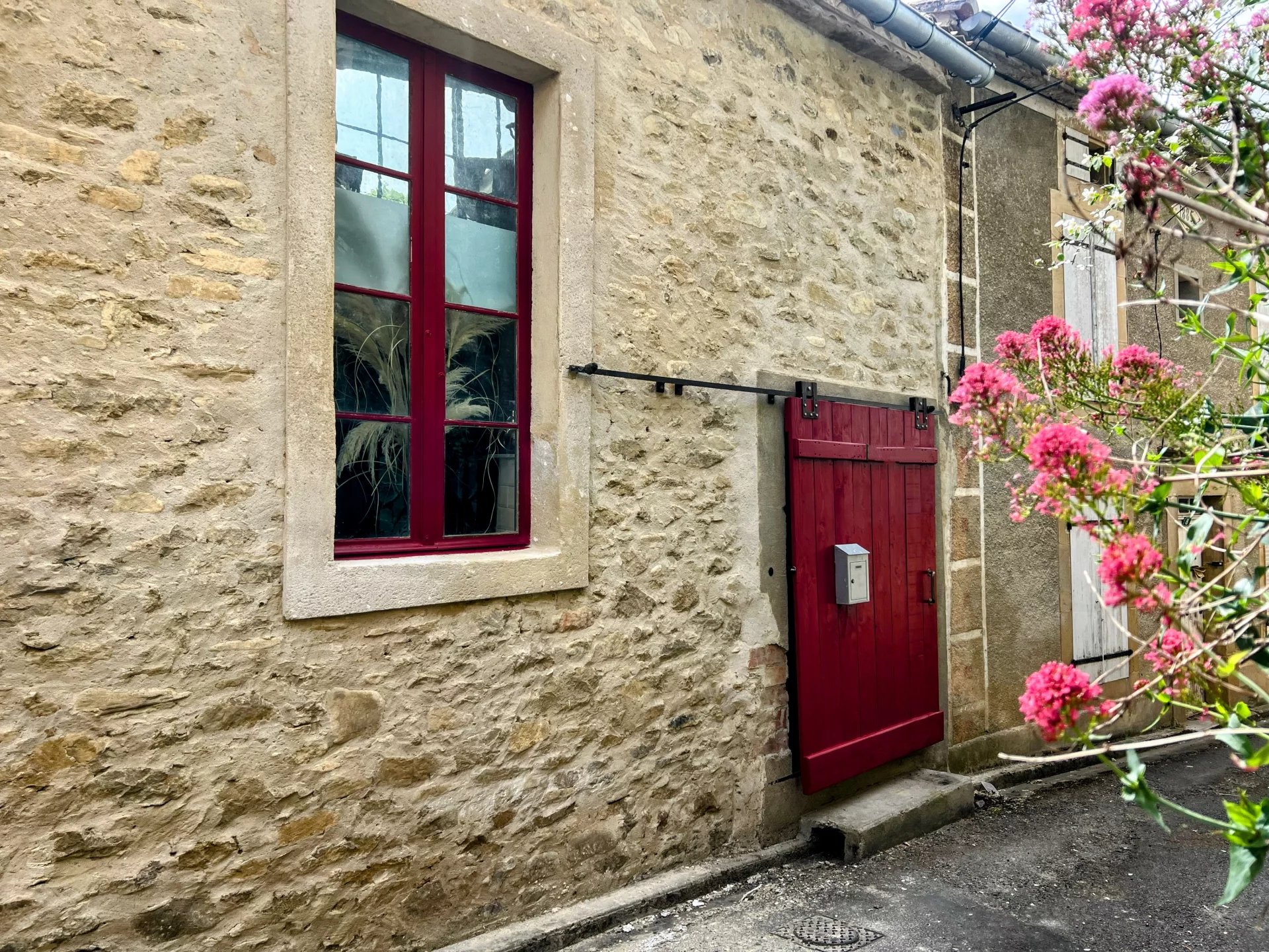 Près de Limoux, loft unique de style industriel dans un village pittoresque