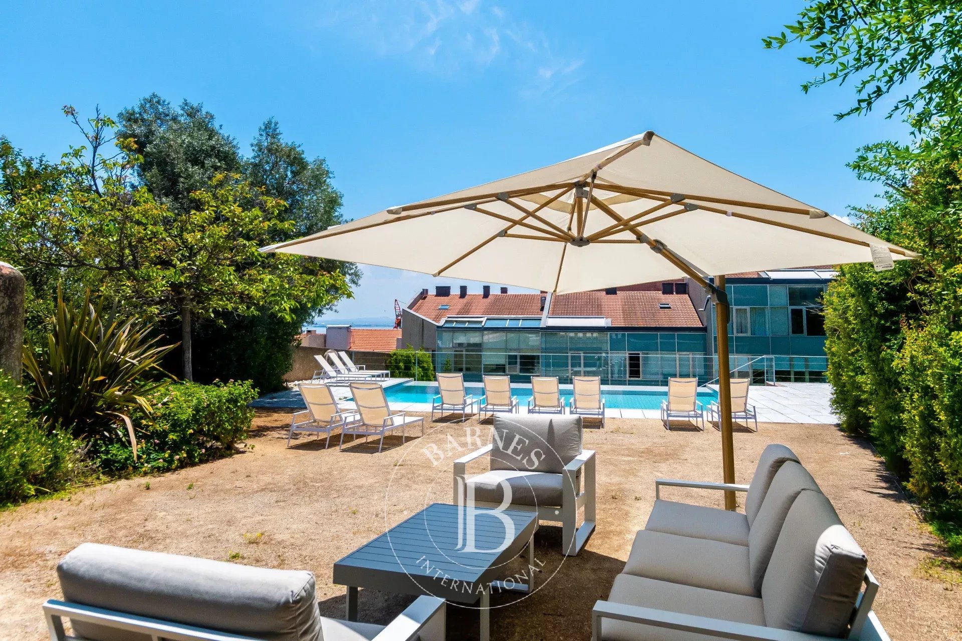 To RENT – In a private condominium in Graça