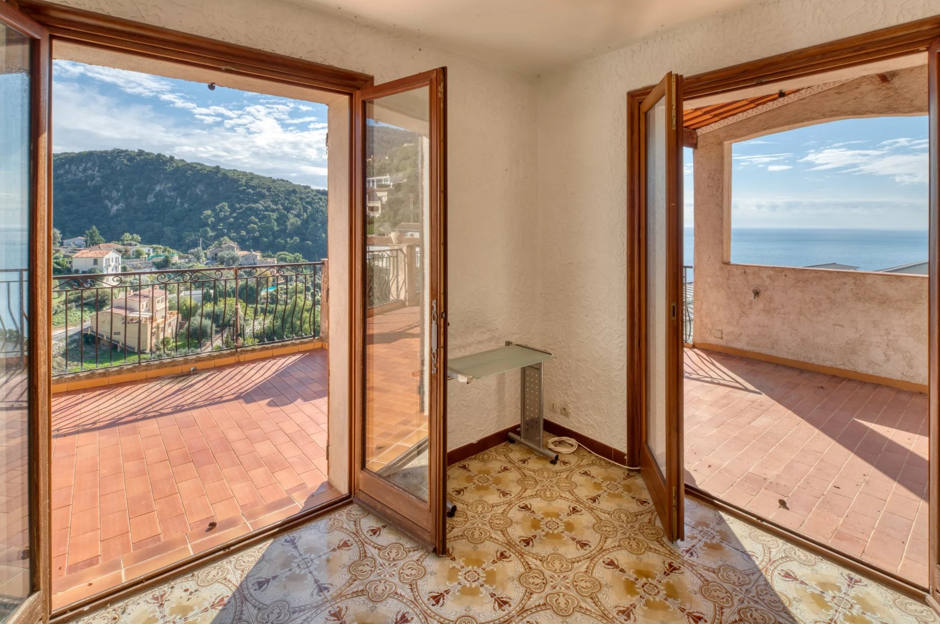 Èze – Villa de Prestige avec Vue Mer et Fort Potentiel – À 6 km de Monaco