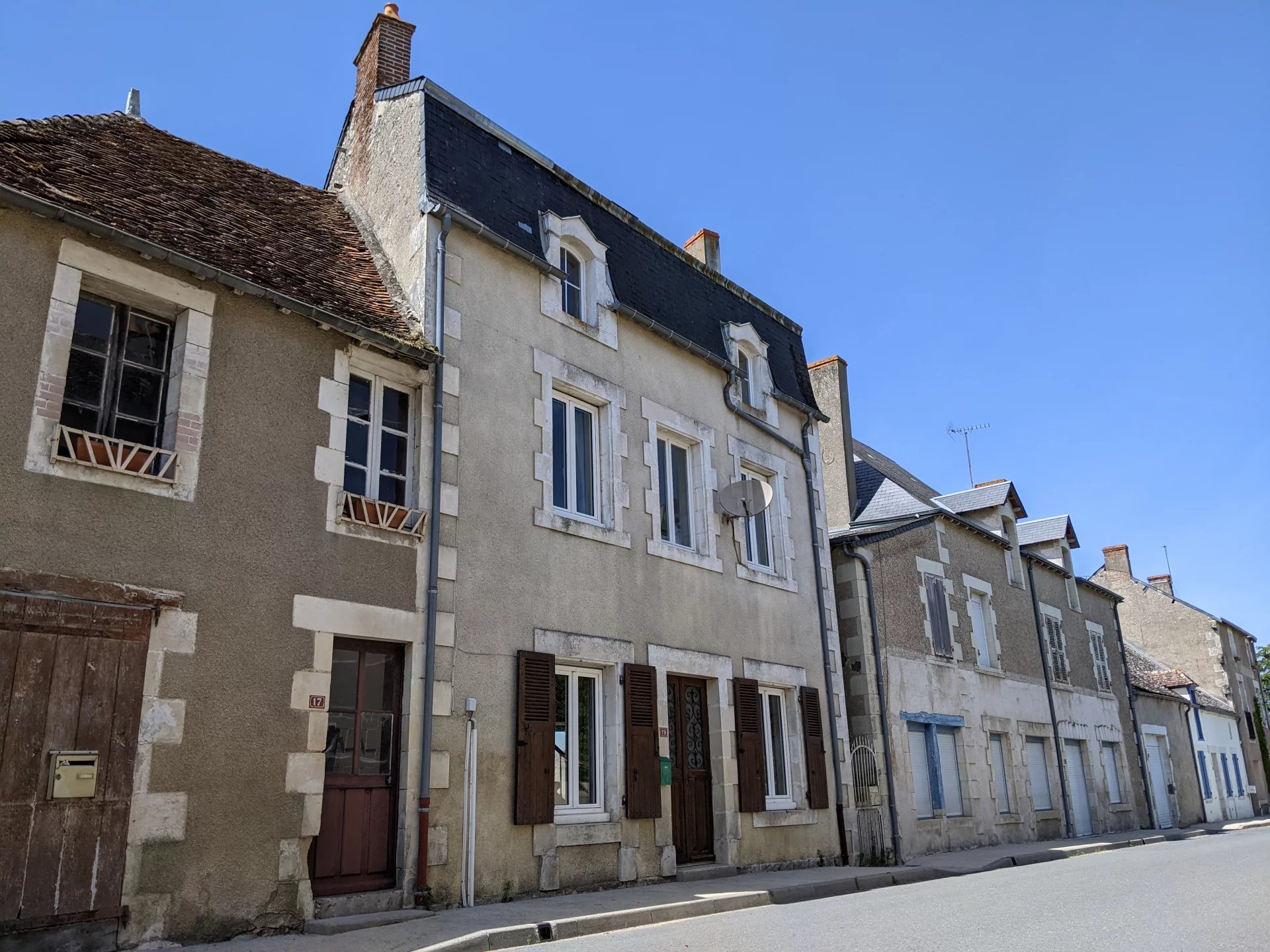 Grande maison de village spacieuse avec 3 chambres et cour privée