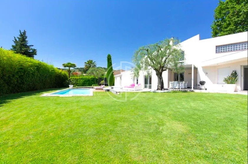 MOUGINS - MODERN VILLA