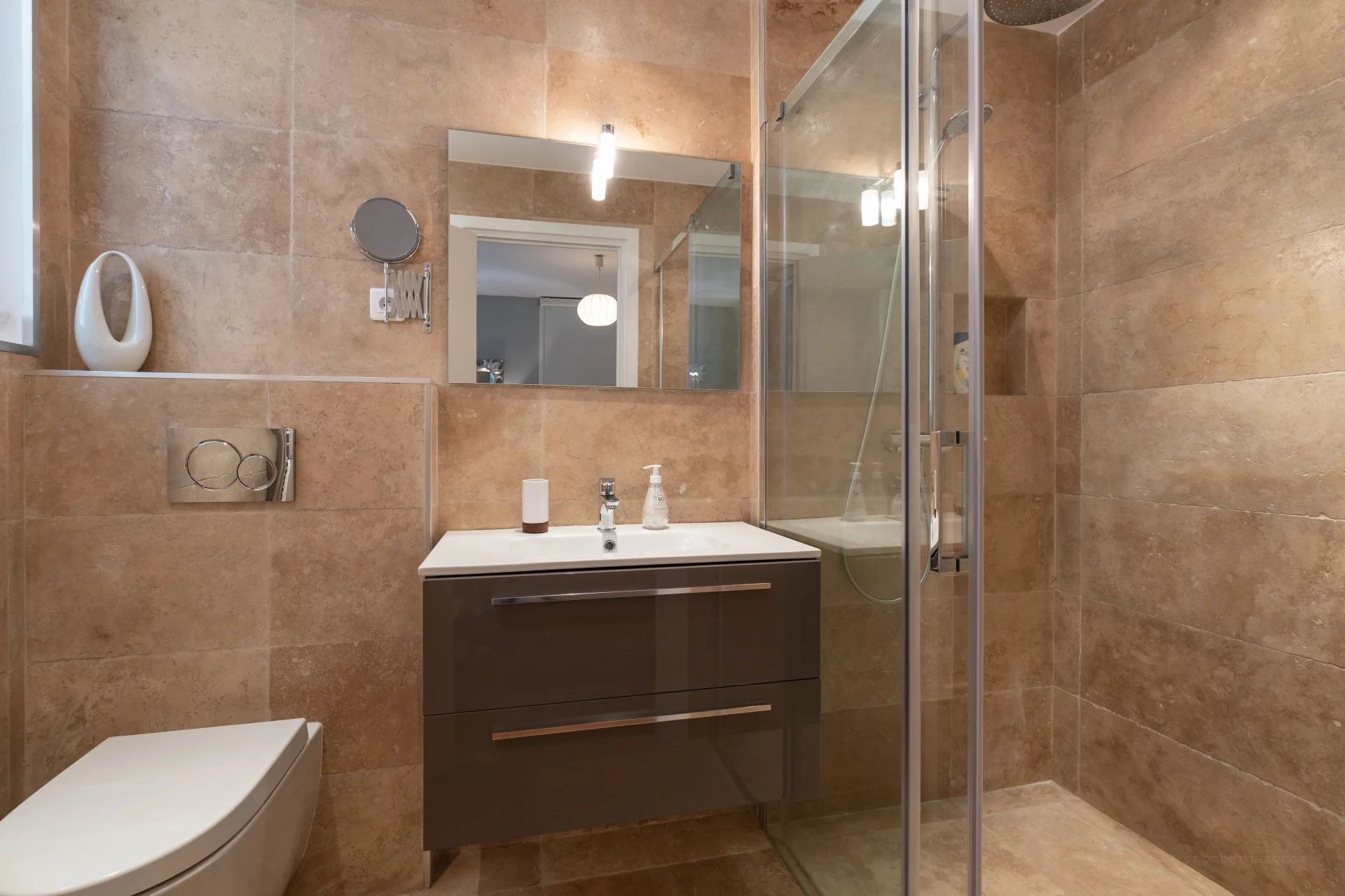 Provencal villa with flat gardens, pool and sea views