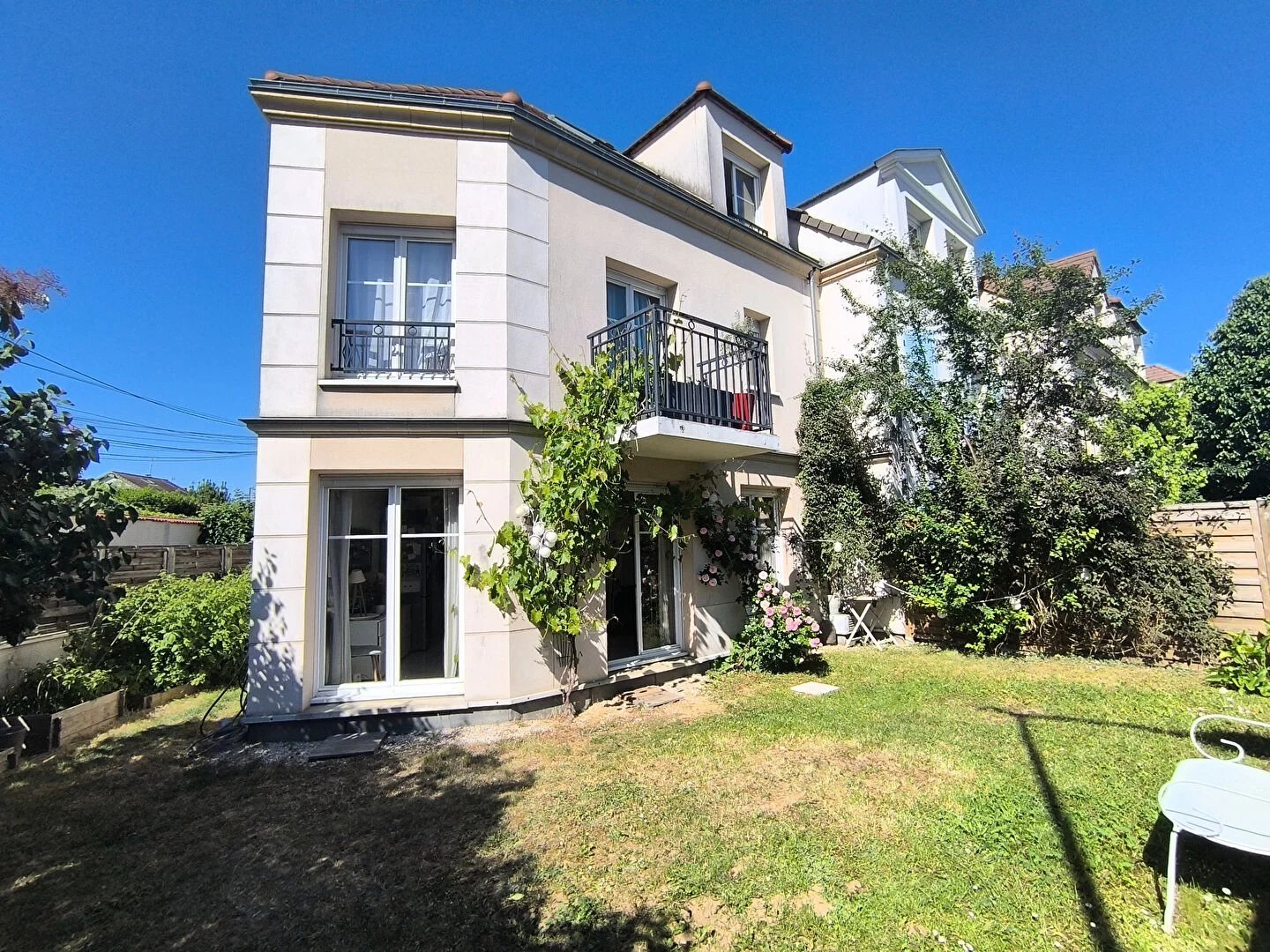 Appartement situé à CHATOU sur 3 niveaux avec jardin