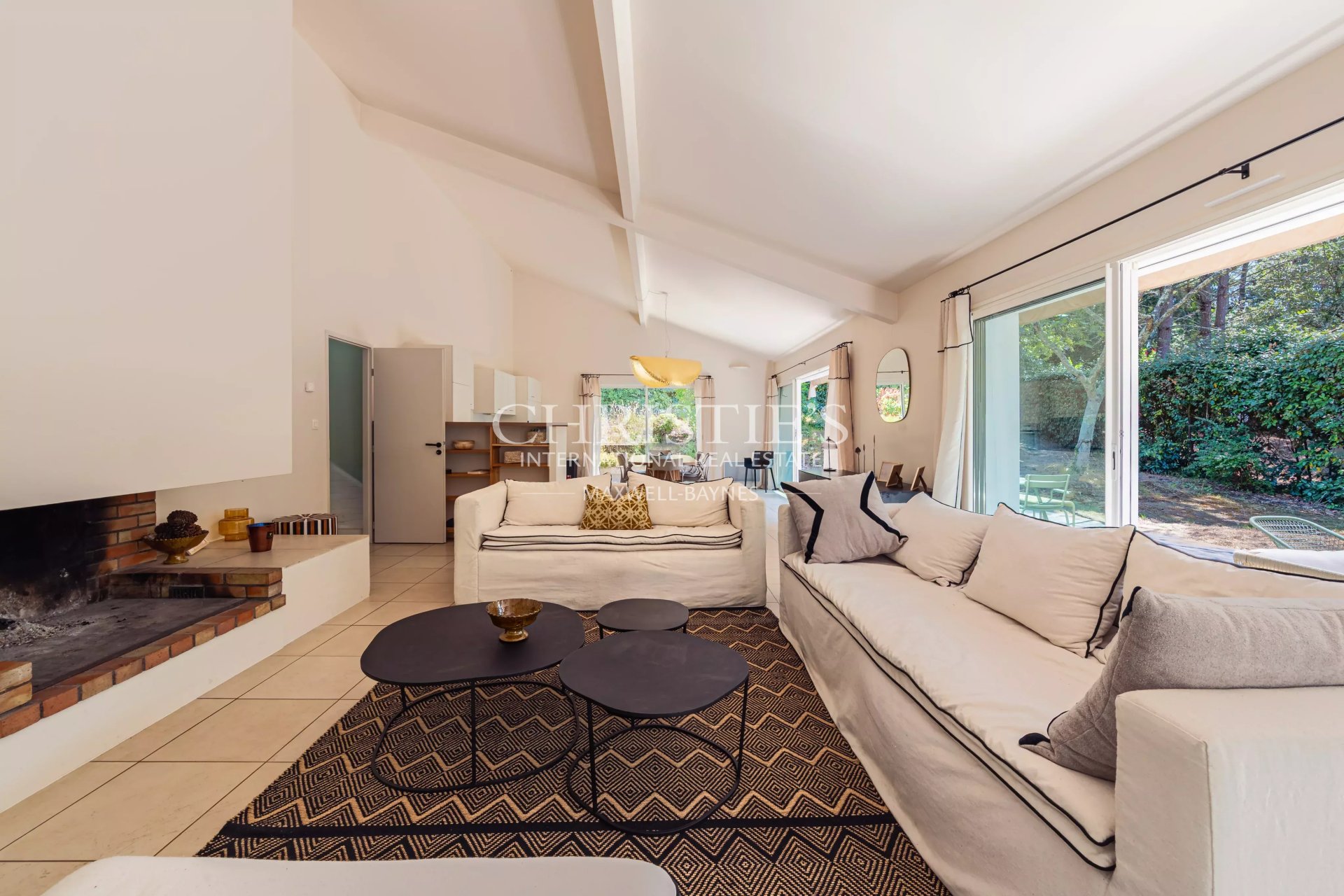 6 Bedroom Villa/Townhouse's Image 3
