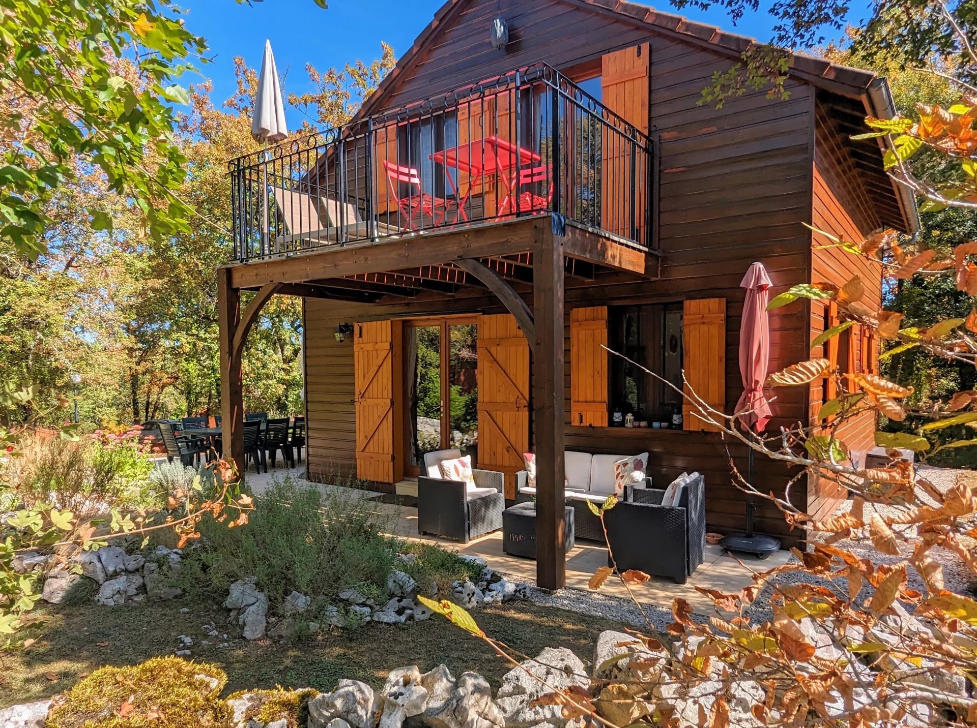 Spacieux chalet en bois de 3 chambres situé sur un terrain de golf à proximité de Sarlat.