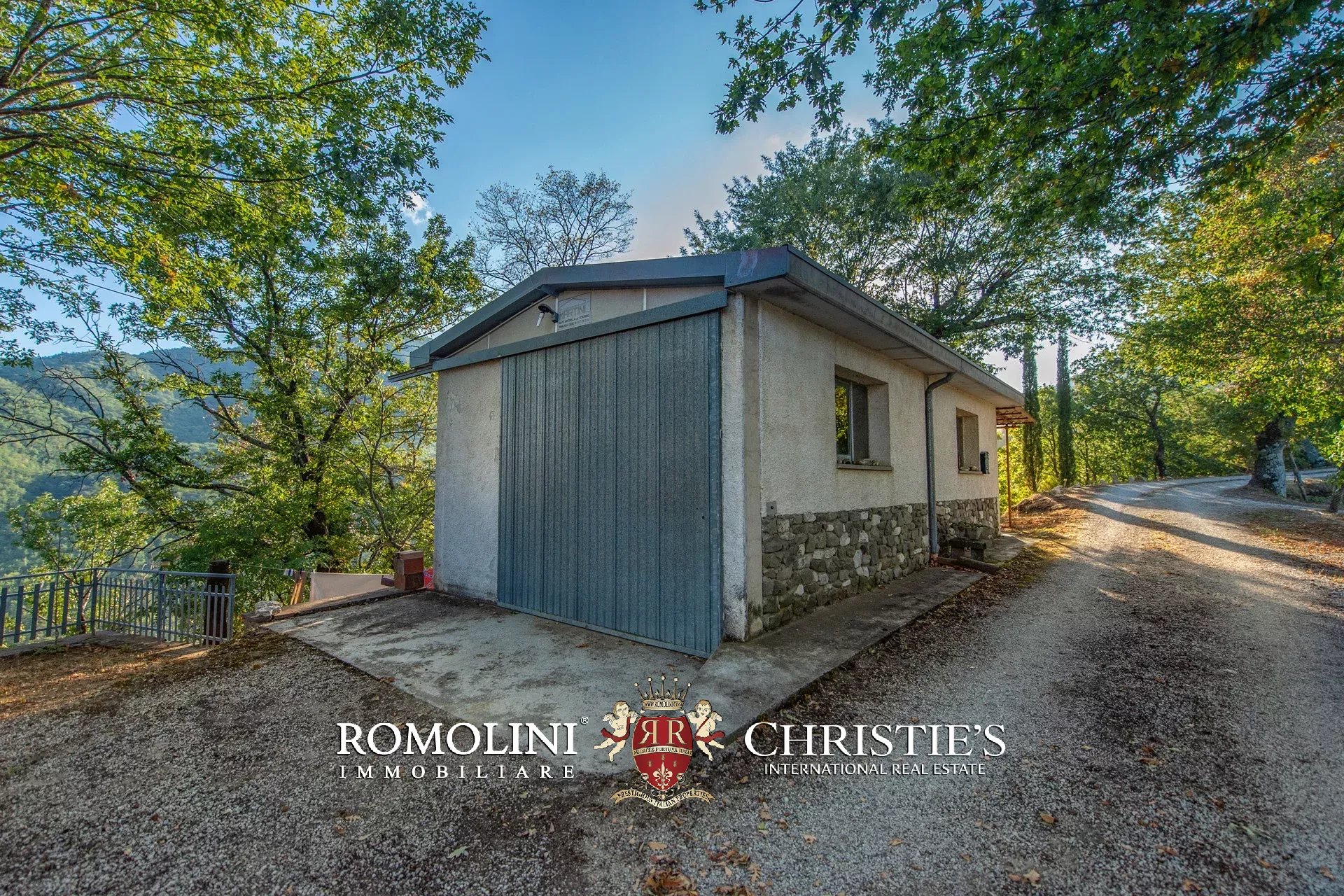 FARMHOUSE WITH PANORAMIC VIEWS FOR SALE IN TUSCANY, CAPRESE MICHELANGELO