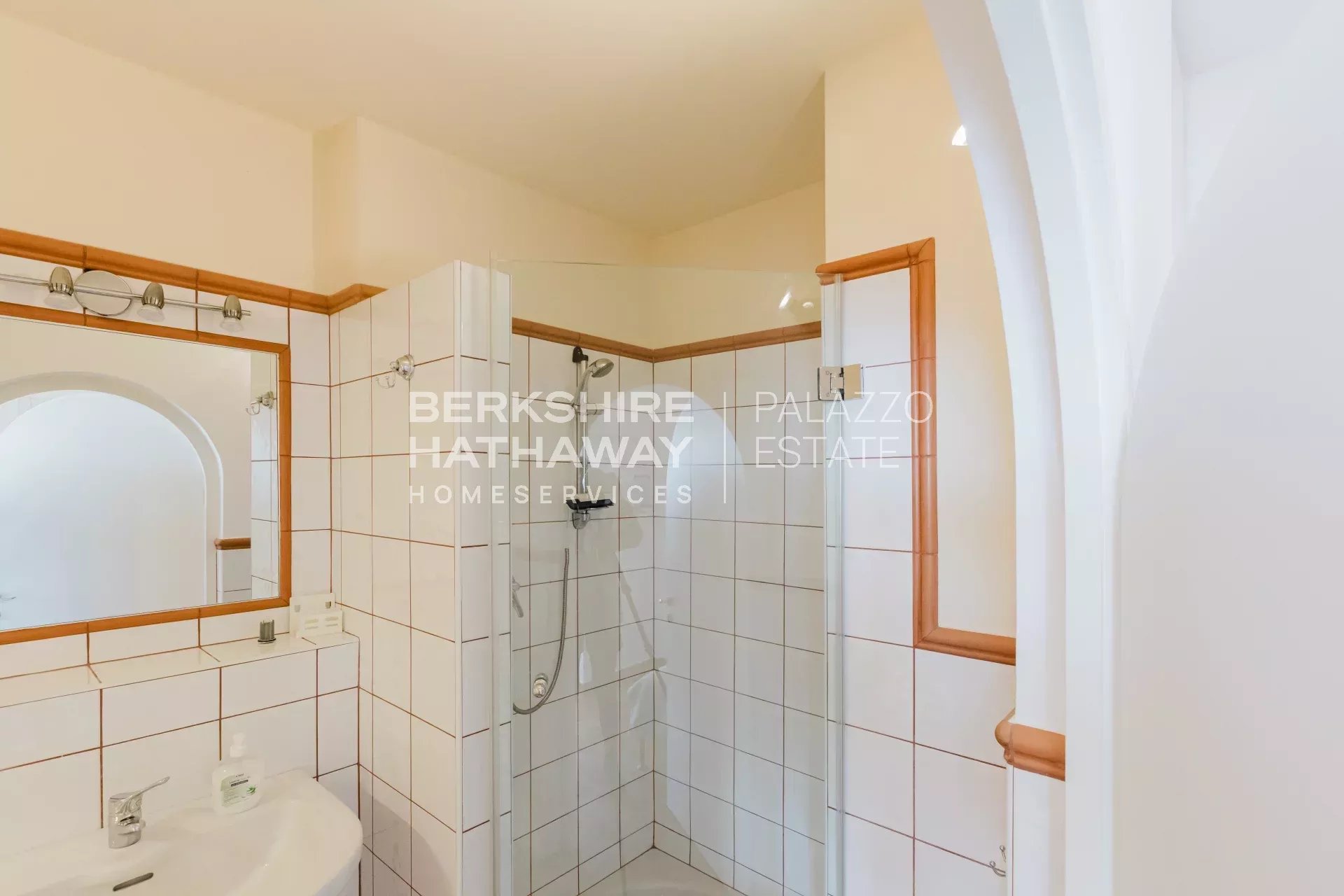 Villa moderna di lusso con vista panoramica sul Lago Maggiore e sulle Alpi