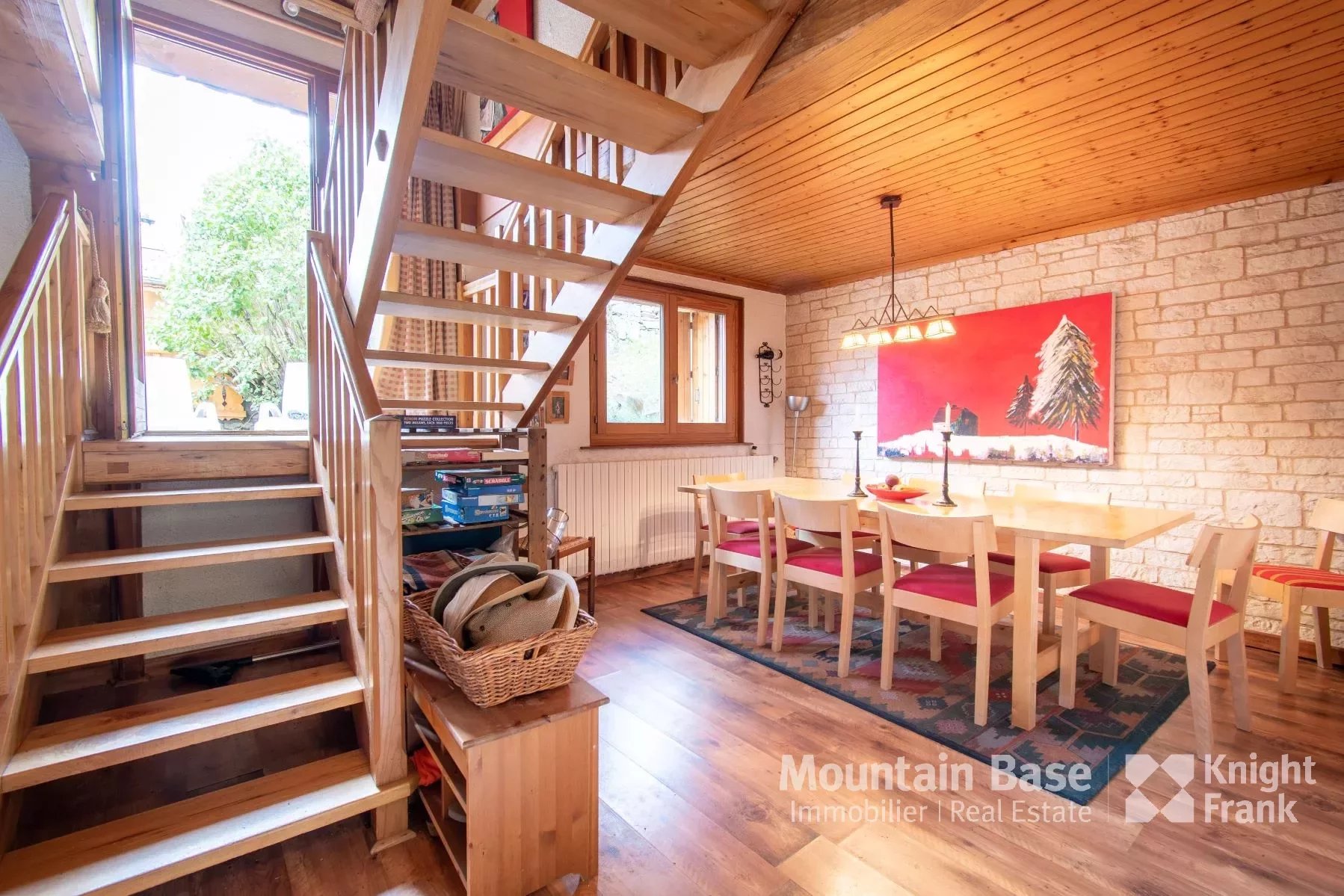 Photo of 6 bedroom chalet in a sought-after area