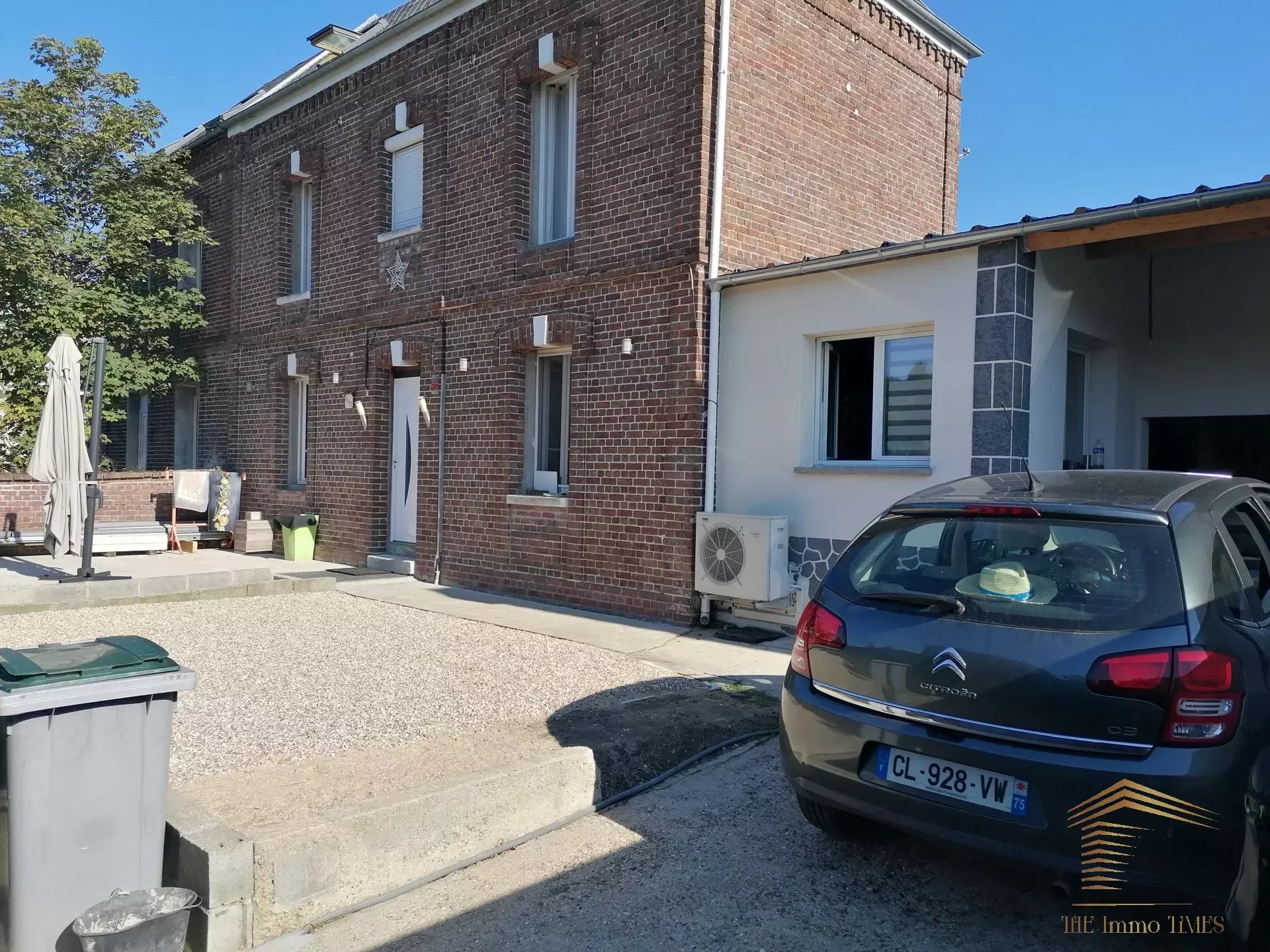 belle maison briques avec jardin