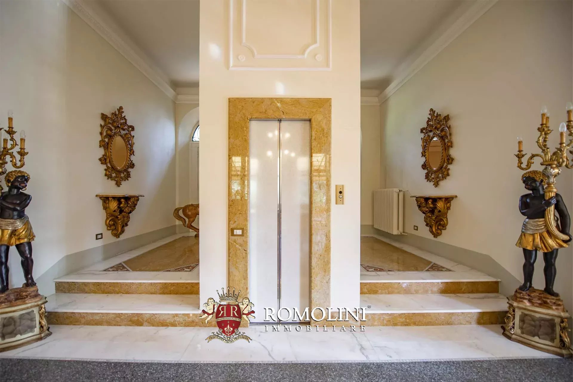 8 Bedroom Villa/Townhouse's Image 16