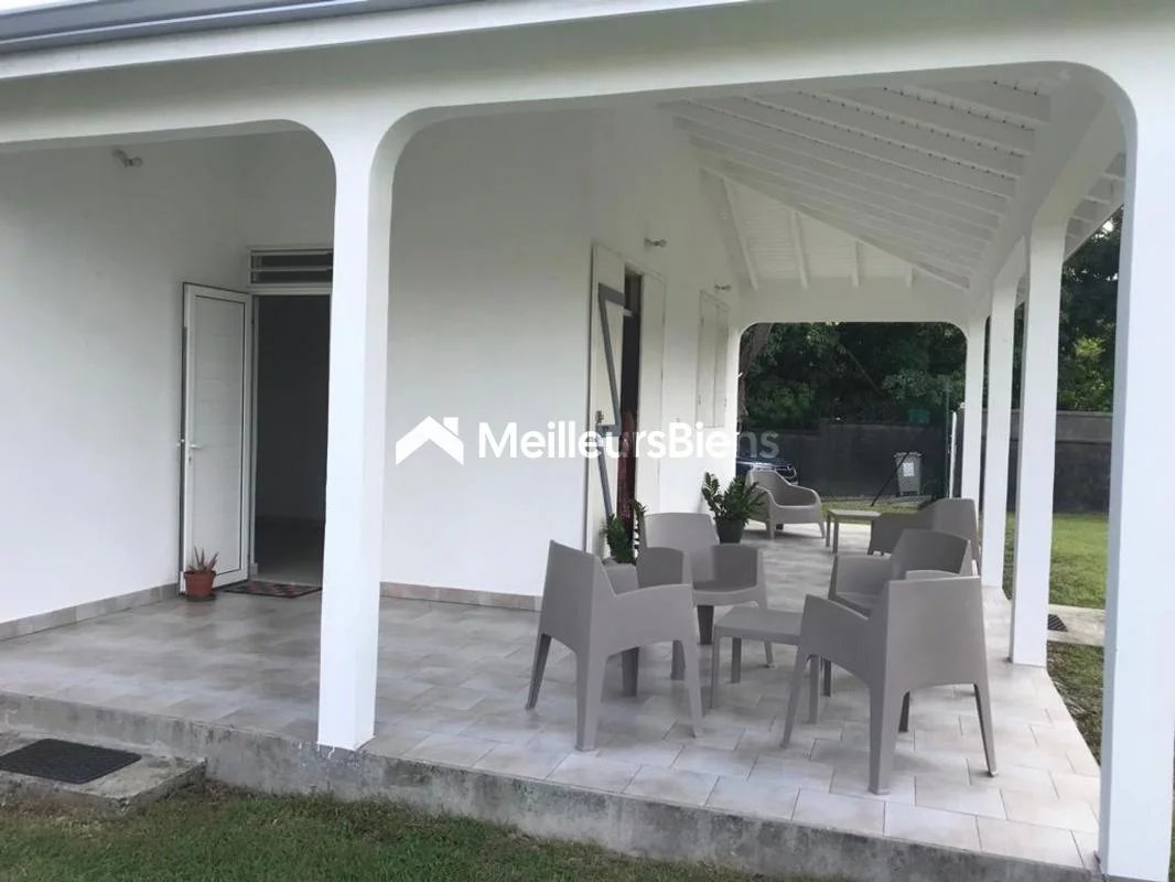 A LOUER A SAINTE ANNE  JOLIE VILLA T3 MEUBLEE SUR TERRAIN CLOTUREE ET ARBOREE DE 800 M²