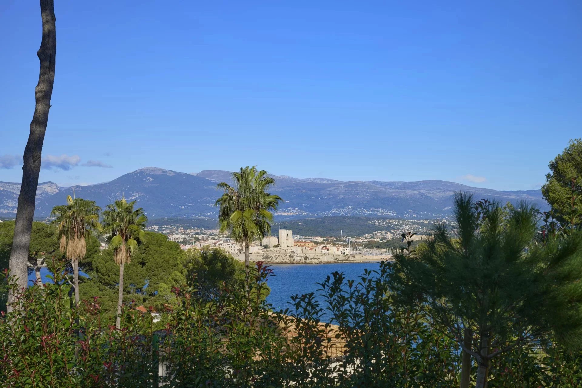 LUXUEUSE VILLA CONTEMPORAINE NEUVE - CAP D'ANTIBES