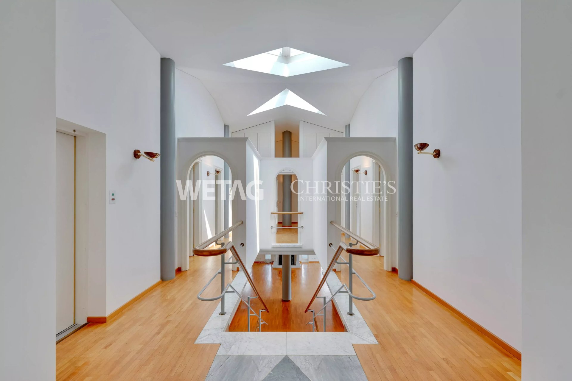 7 Bedroom Villa/Townhouse's Image 2