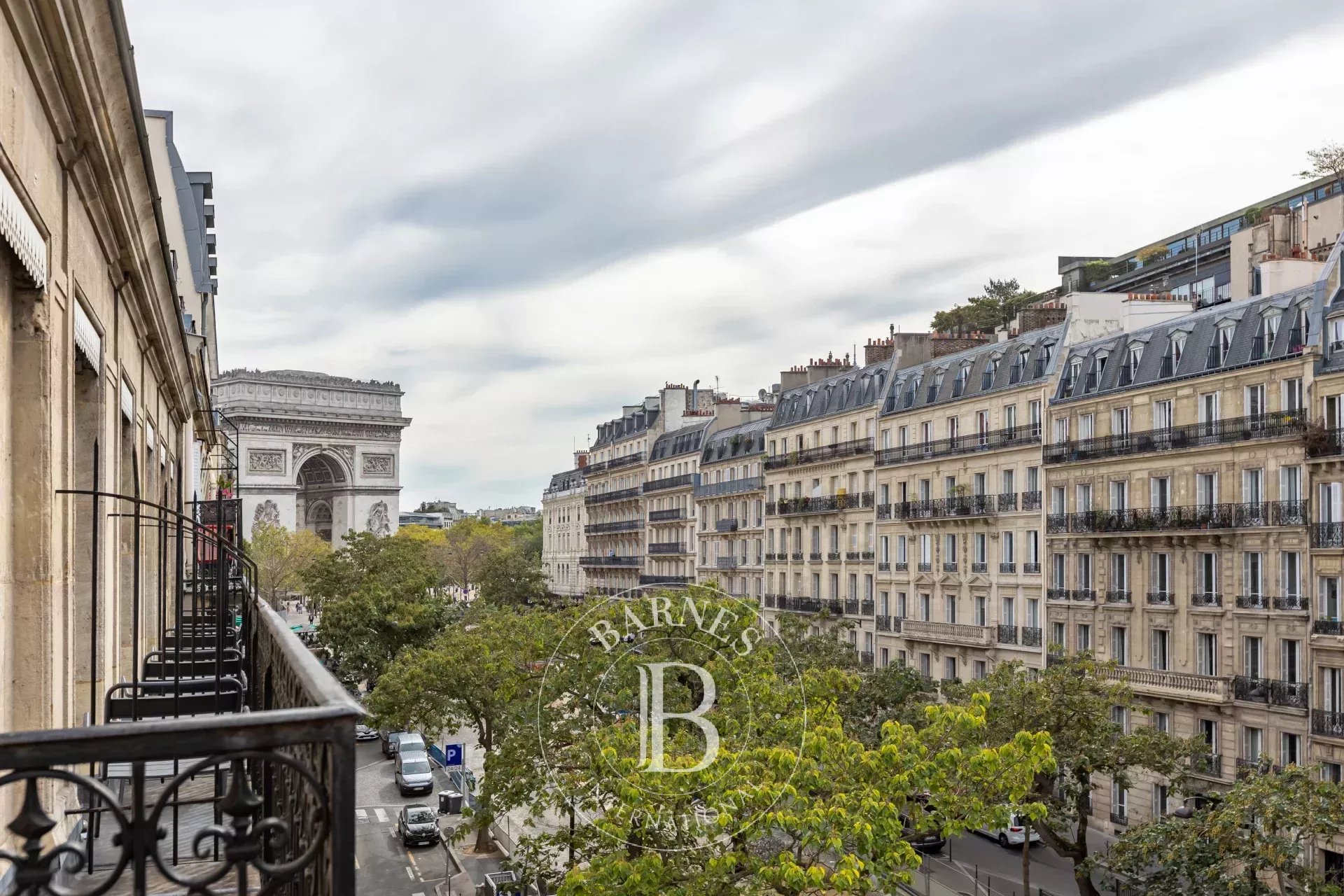 PARIS XVIIe - APPARTEMENT DE CHARME - 1 CHAMBRE - BALCON - VUE ARC DE TRIOMPHE